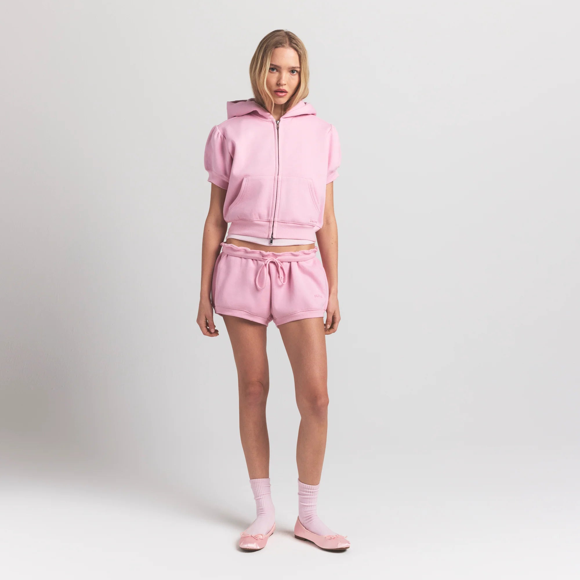 COTTON FLEECE BUBBLE SLEEVE CROPPED ZIP UP | HALITE ON A MODEL FRONT VIEW S | FOCUS: 0.0, 1.0, 0.9
