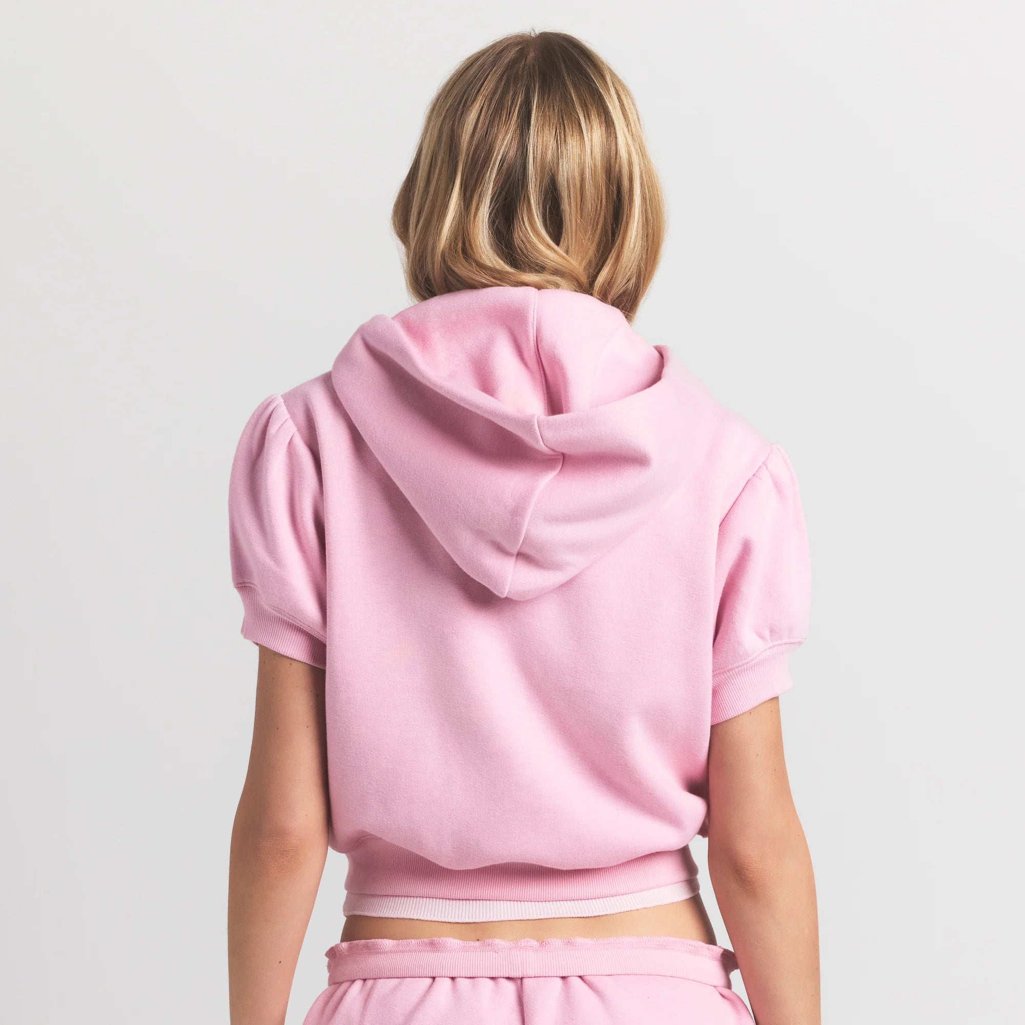 COTTON FLEECE BUBBLE SLEEVE CROPPED ZIP UP | HALITE ON A MODEL FRONT VIEW S | FOCUS: 0.0, 1.0, 0.9