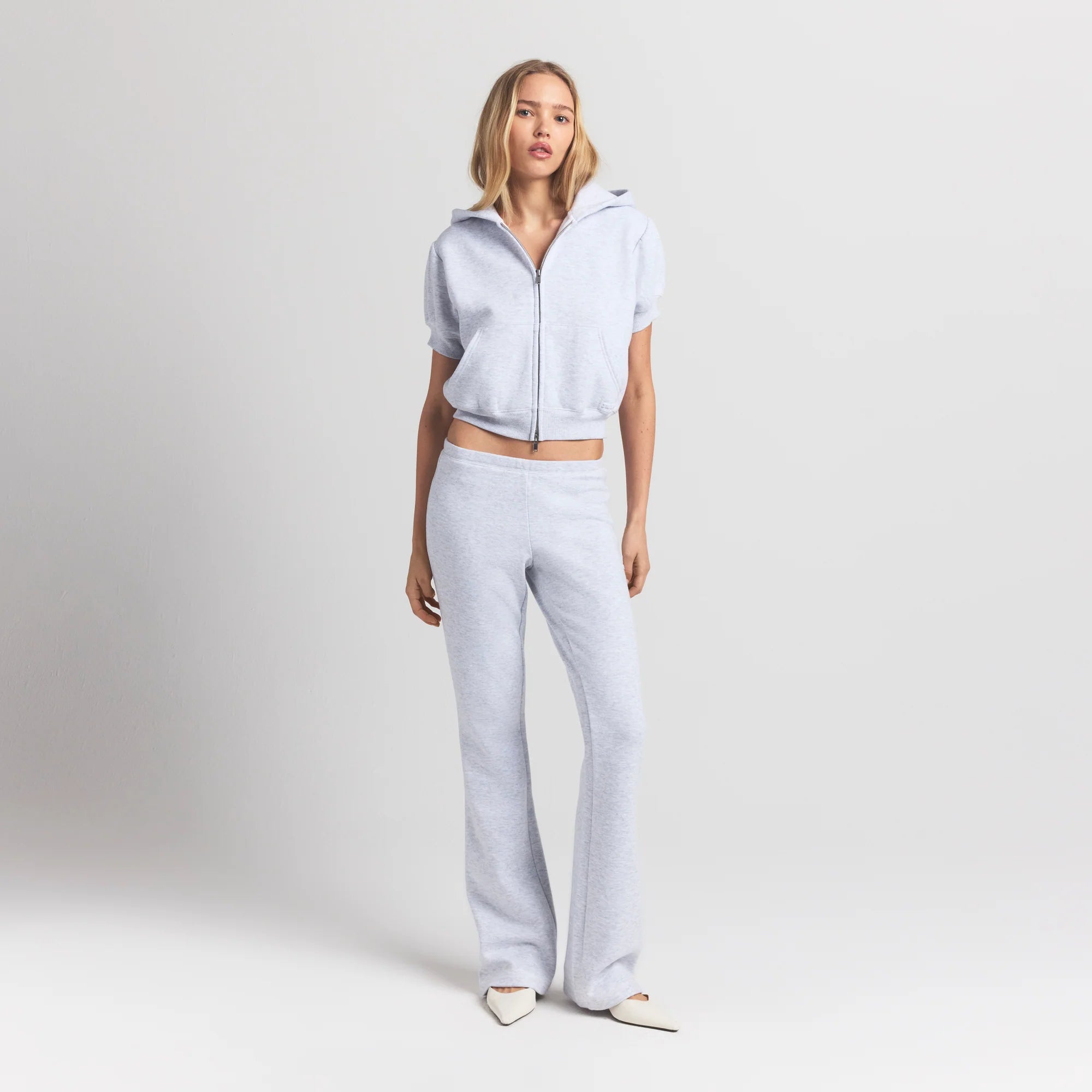 COTTON FLEECE BUBBLE SLEEVE CROPPED ZIP UP | LIGHT HEATHER GREY ON A MODEL FRONT VIEW S | FOCUS: 0.0, 1.0, 0.9