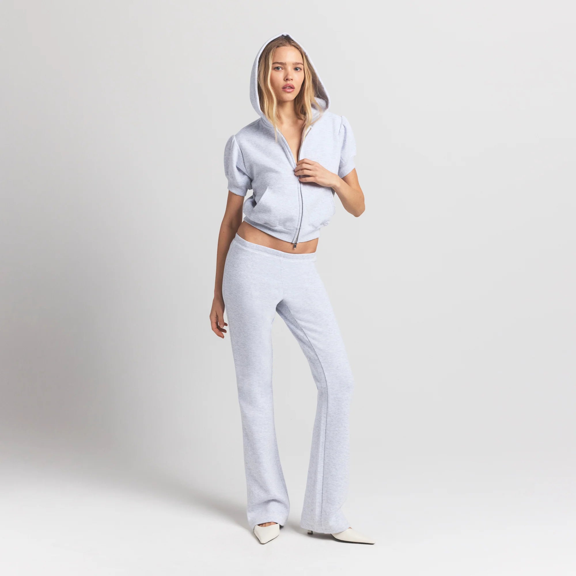 COTTON FLEECE BUBBLE SLEEVE CROPPED ZIP UP | LIGHT HEATHER GREY ON A MODEL FRONT VIEW S | FOCUS: 0.0, 1.0, 0.9