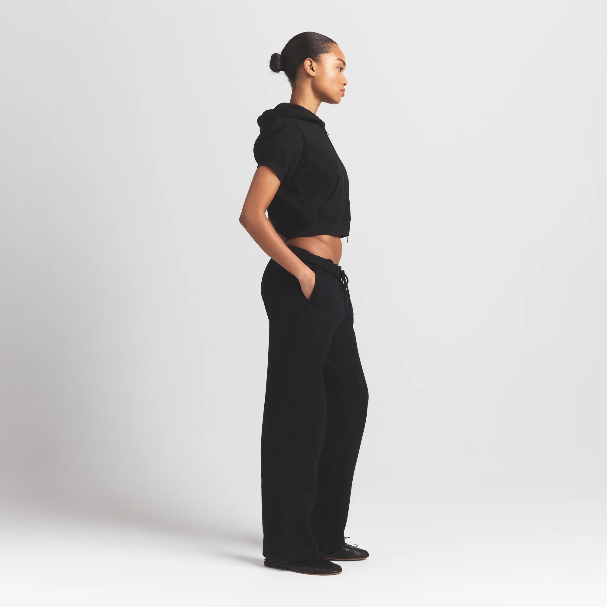 COTTON FLEECE BUBBLE SLEEVE CROPPED ZIP UP | ONYX ON A MODEL SIDE VIEW S | FOCUS: 0.0, 1.0, 0.9