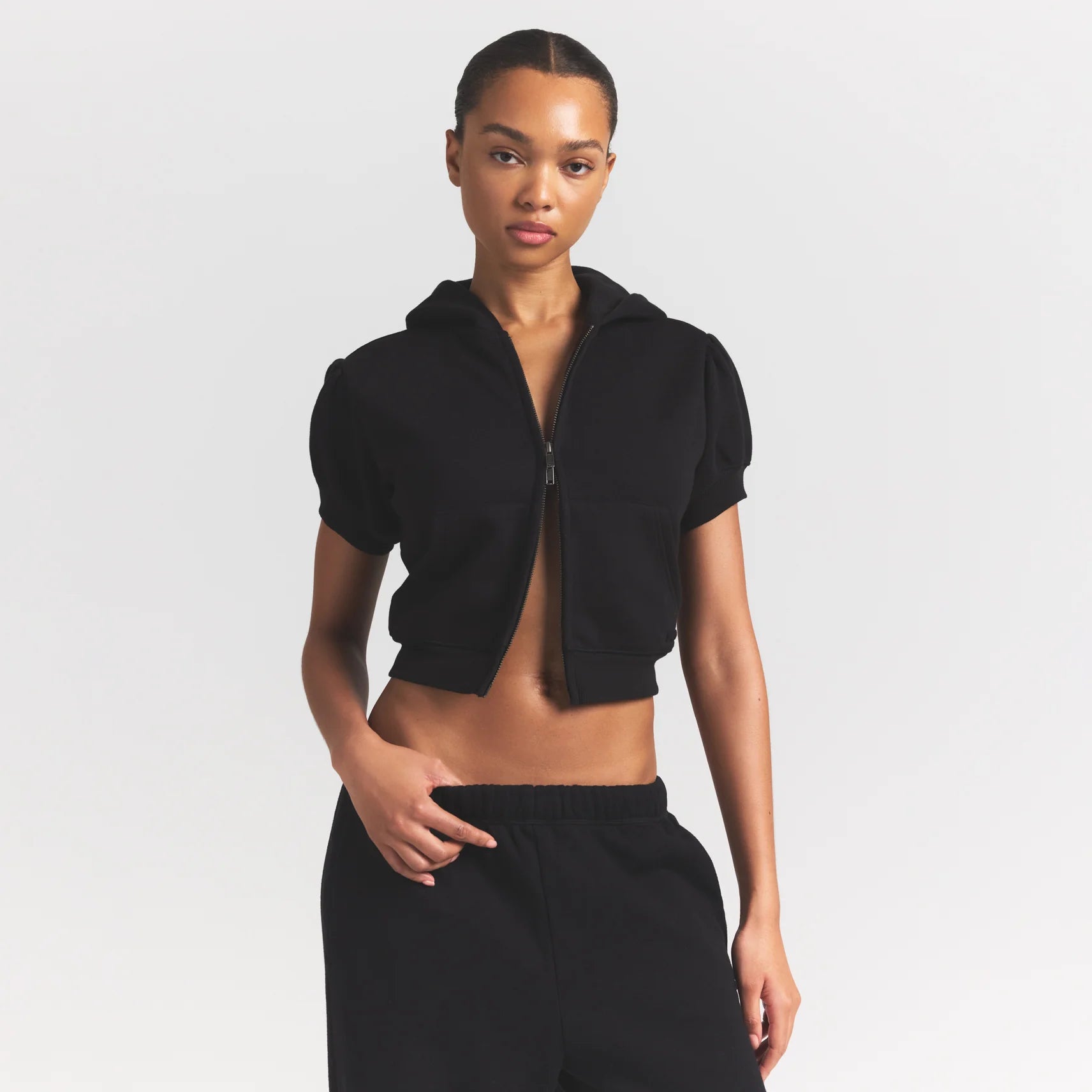 COTTON FLEECE BUBBLE SLEEVE CROPPED ZIP UP | ONYX ON A MODEL FRONT VIEW S | FOCUS: 0.0, 1.0, 0.9
