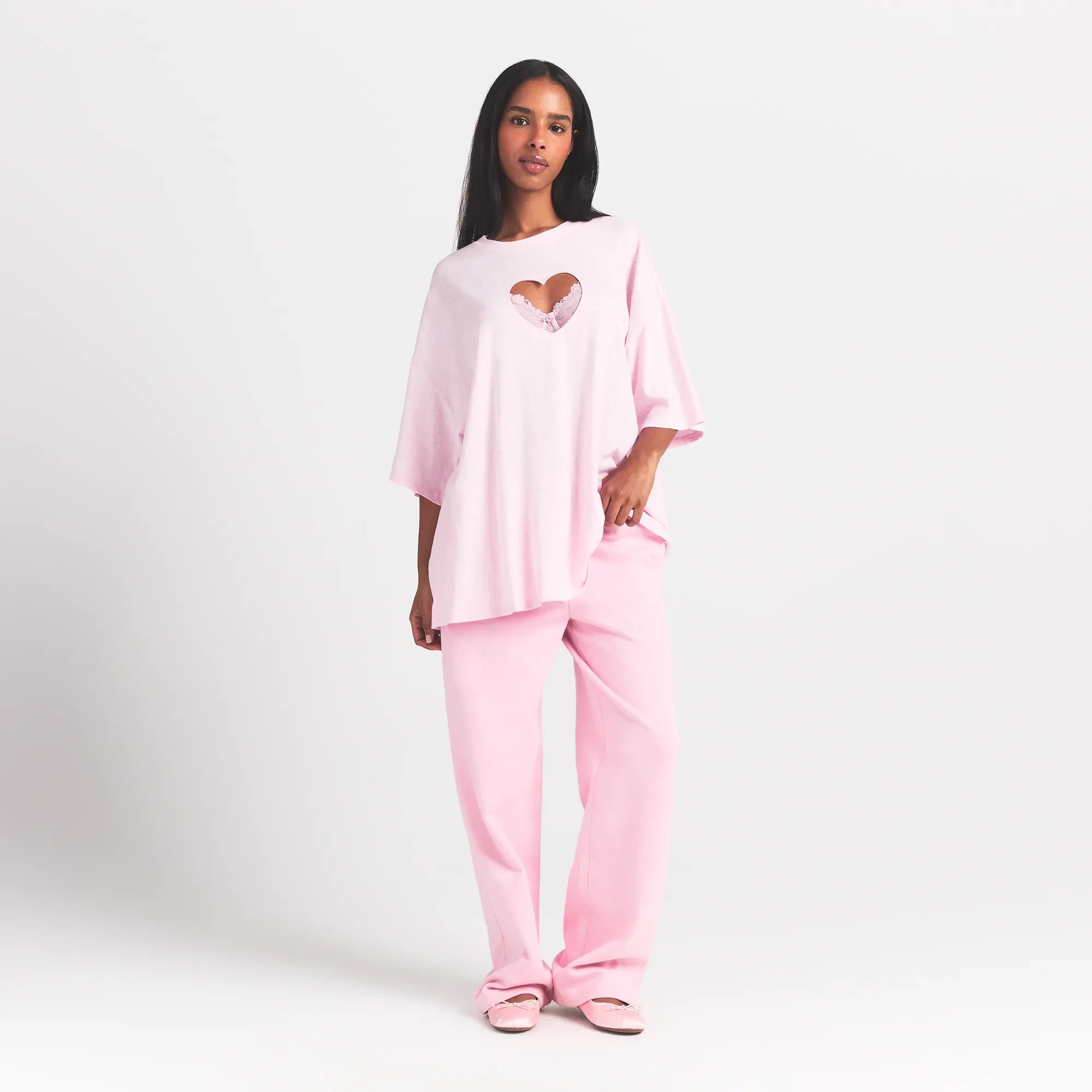 WORN IN JERSEY OVERSIZED HEART T-SHIRT | BABY PINK ON A MODEL FRONT VIEW @ | FOCUS: 0.0, 1.0, 0.9