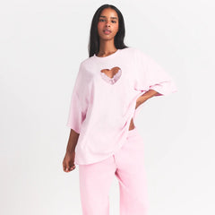 WORN IN JERSEY OVERSIZED HEART T-SHIRT | BABY PINK ON A MODEL FRONT VIEW @ | FOCUS: 0.0, 1.0, 0.9