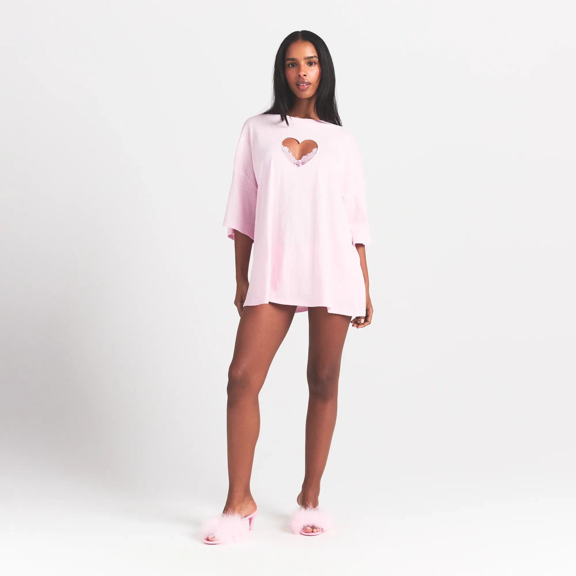 WORN IN JERSEY OVERSIZED HEART T-SHIRT | BABY PINK ON A MODEL FRONT VIEW @ | FOCUS: 0.0, 1.0, 0.9