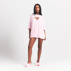 WORN IN JERSEY OVERSIZED HEART T-SHIRT | BABY PINK ON A MODEL FRONT VIEW @ | FOCUS: 0.0, 1.0, 0.9