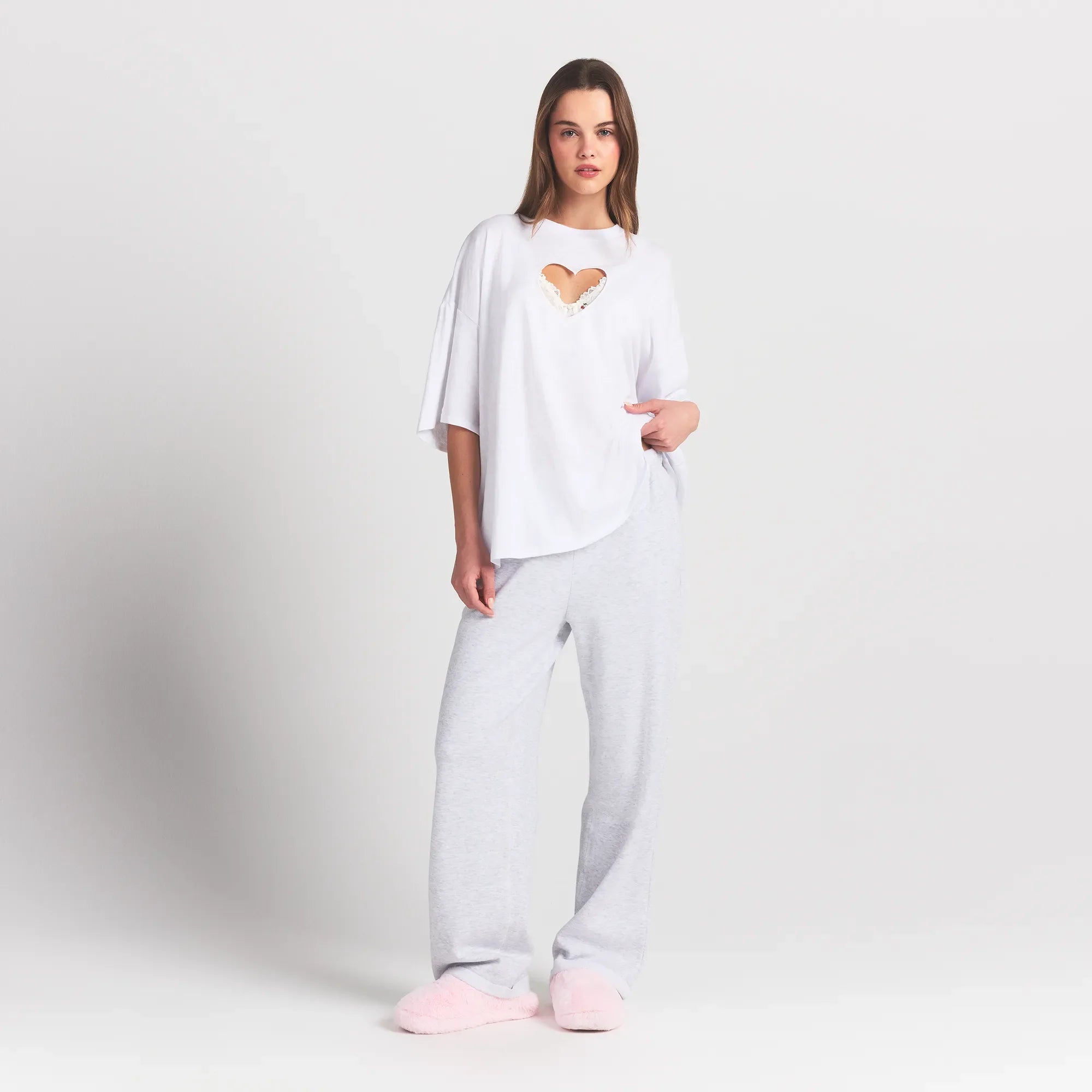 WORN IN JERSEY OVERSIZED HEART T-SHIRT | SNOW ON A MODEL FRONT VIEW @ | FOCUS: 0.0, 1.0, 0.9