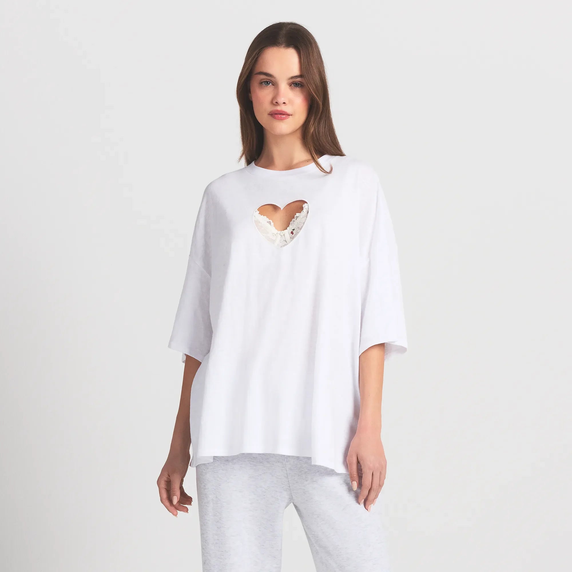 WORN IN JERSEY OVERSIZED HEART T-SHIRT | SNOW ON A MODEL FRONT VIEW @ | FOCUS: 0.0, 1.0, 0.9