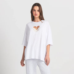 WORN IN JERSEY OVERSIZED HEART T-SHIRT | SNOW ON A MODEL FRONT VIEW @ | FOCUS: 0.0, 1.0, 0.9