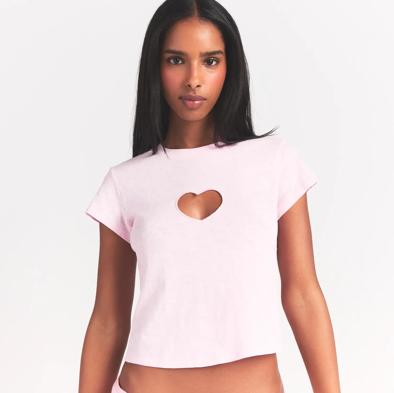 WORN IN JERSEY BABY HEART T-SHIRT | BABY PINK ON A MODEL FRONT VIEW @ | FOCUS: 0.0, 1.0, 0.9