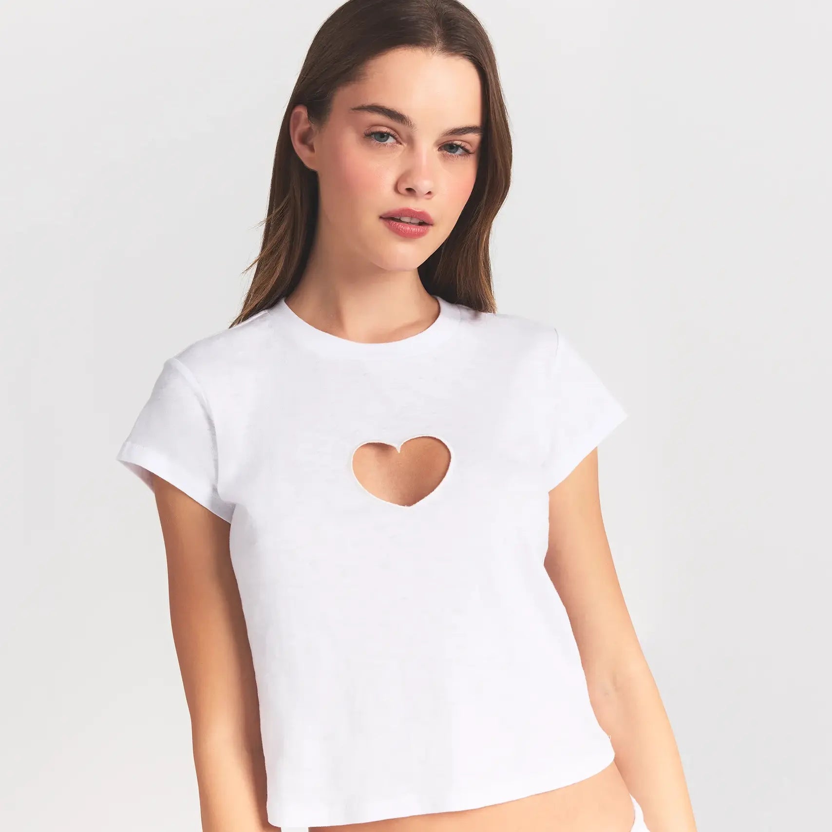 WORN IN JERSEY BABY HEART T-SHIRT | SNOW ON A MODEL FRONT VIEW @ | FOCUS: 0.0, 1.0, 0.9