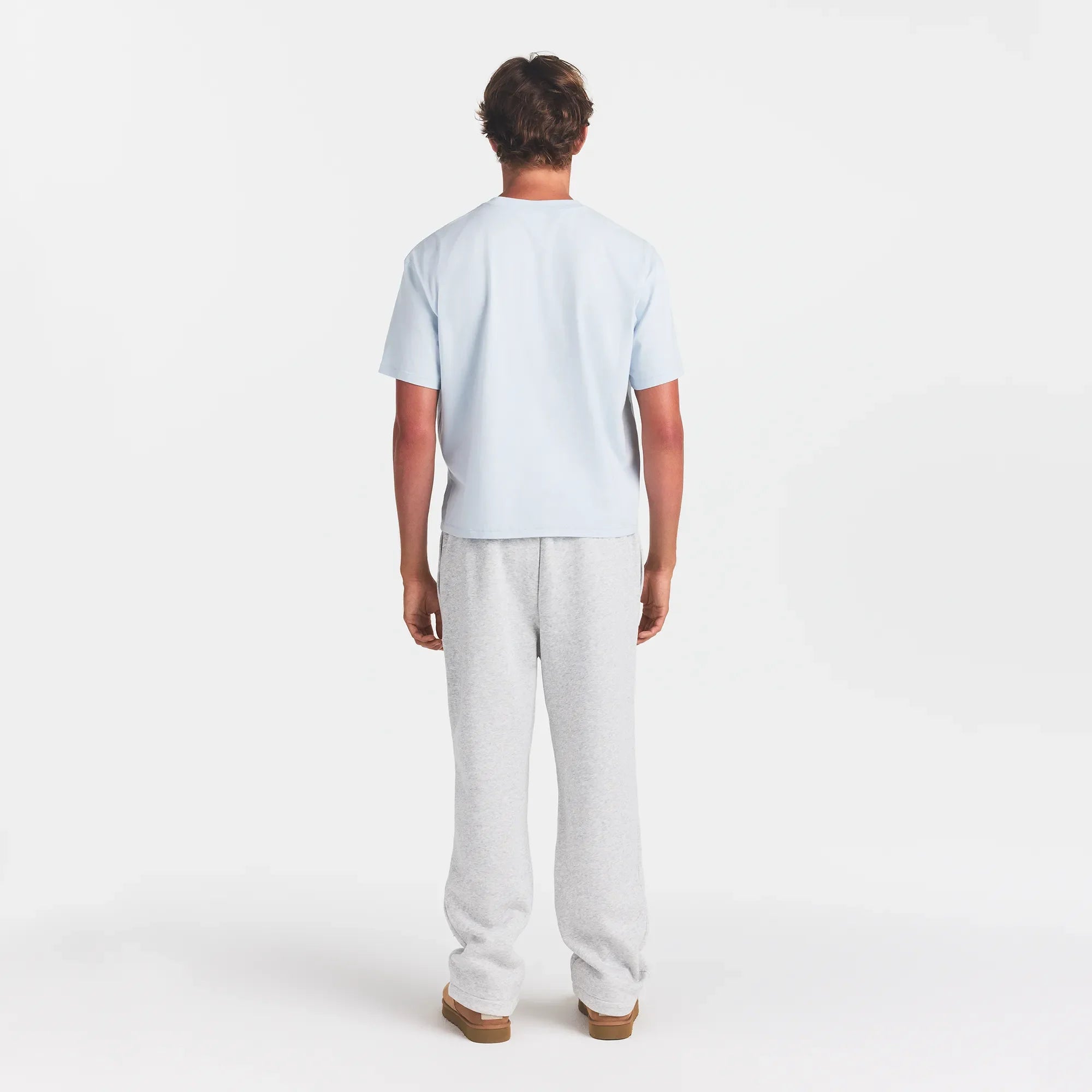 HEAVYWEIGHT COTTON MENS RELAXED CROPPED CREWNECK | ATMOSPHERE ON A MODEL BACK VIEW @ | FOCUS: 0.0, 1.0, 0.9