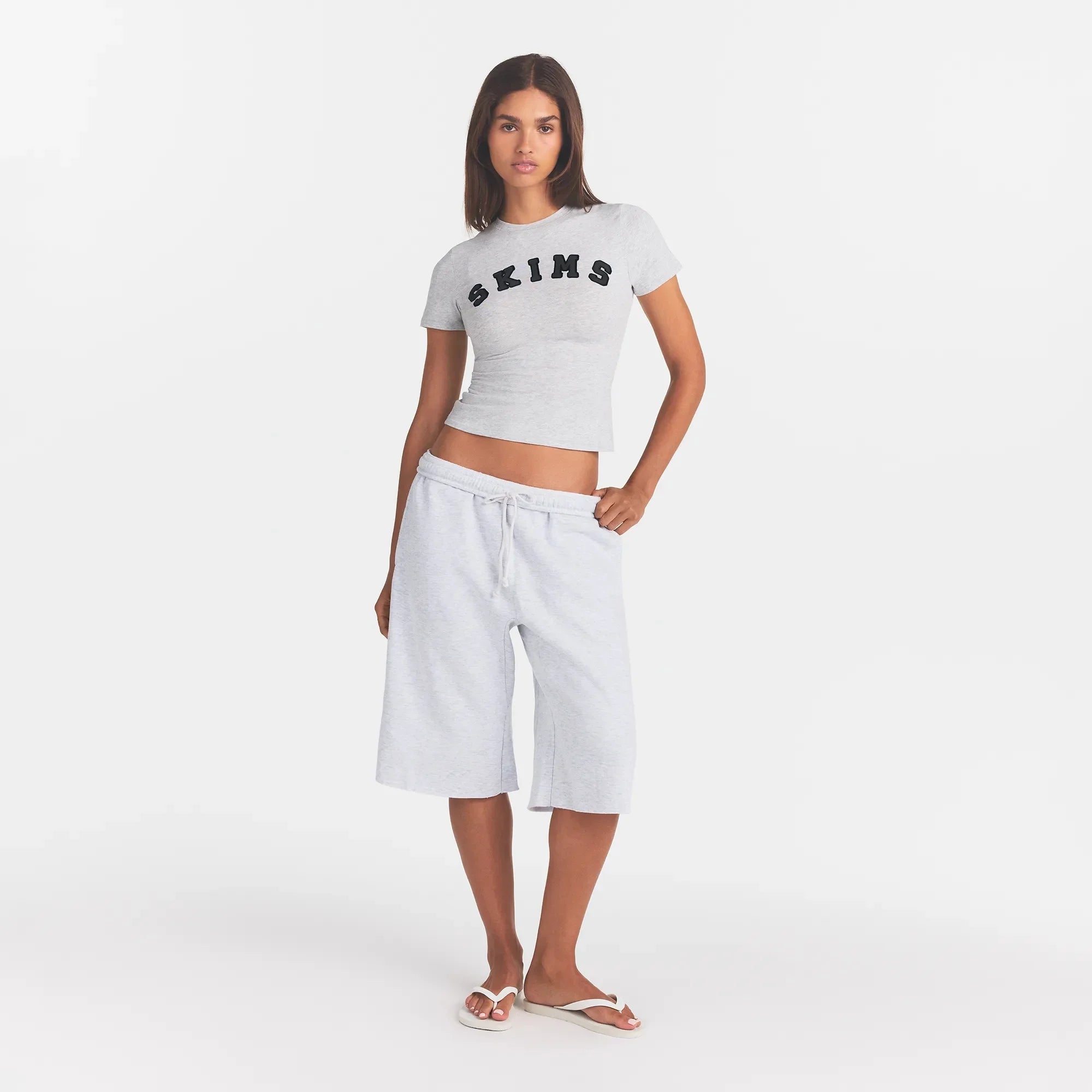 COTTON JERSEY T-SHIRT | LIGHT HEATHER GREY WITH ONYX LOGO ON A MODEL FRONT VIEW @ | FOCUS: 0.0, 1.0, 0.9