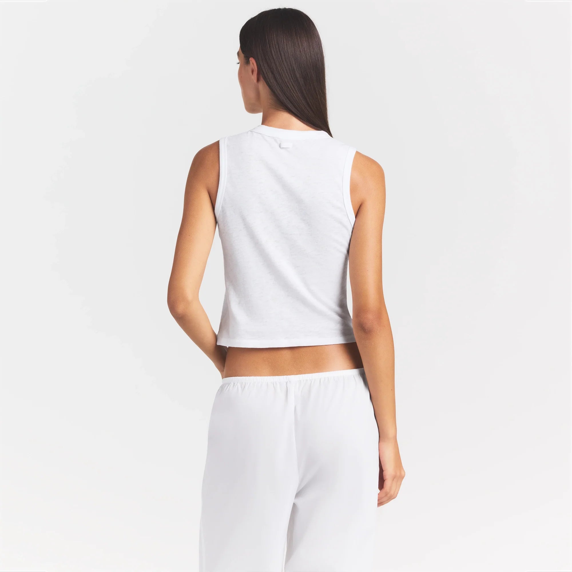 WORN IN JERSEY HIGH CREW TANK | SNOW ON A MODEL SIDE VIEW @ | FOCUS: 0.0, 1.0, 0.9