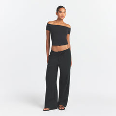COTTON JERSEY OFF THE SHOULDER TOP | SOOT ON A MODEL FRONT VIEW @ | FOCUS: 0.0, 1.0, 0.9