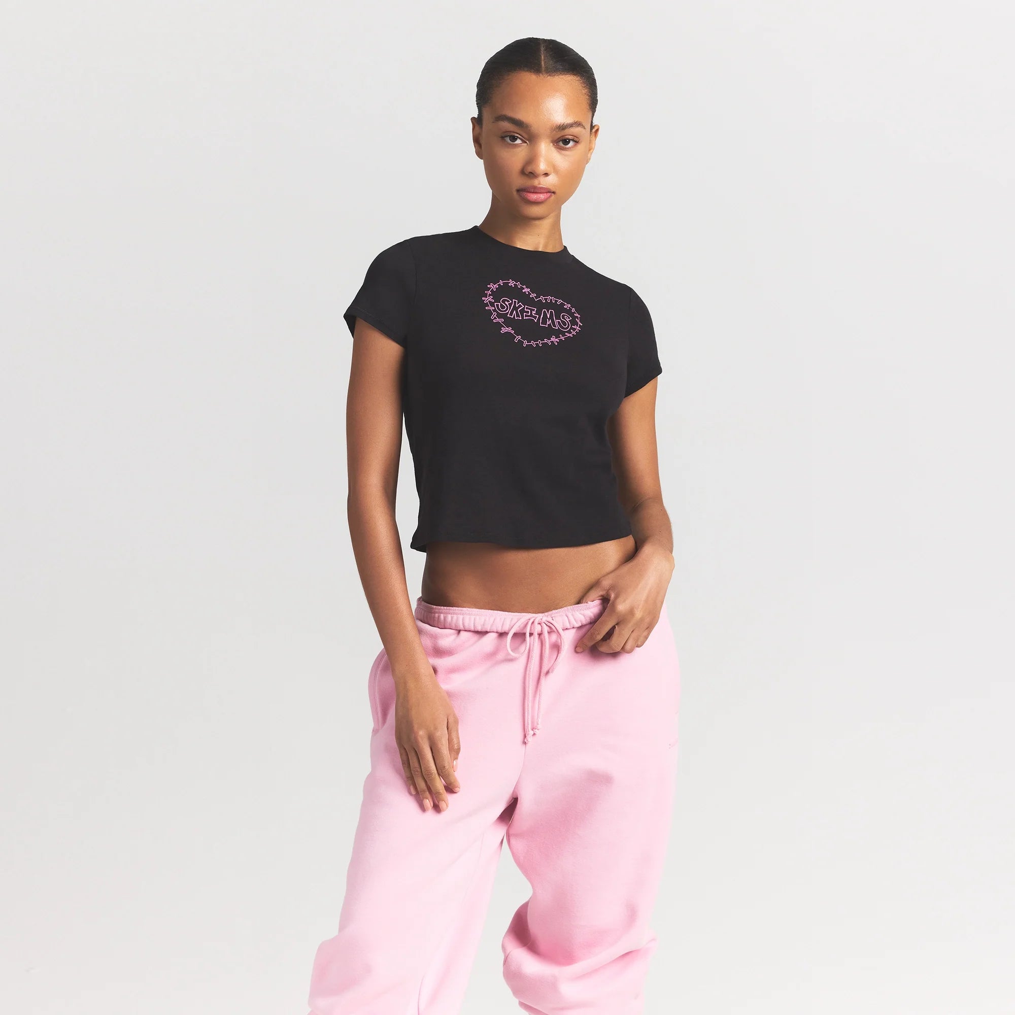 WORN IN JERSEY T-SHIRT | WASHED ONYX SKIMS HEART ON A MODEL FRONT VIEW @ | FOCUS: 0.0, 1.0, 0.9