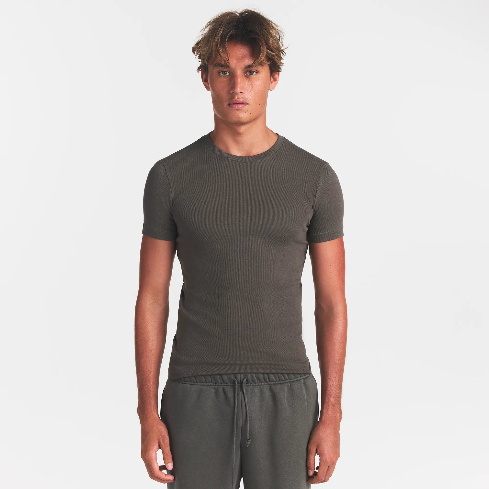 SKIMS COTTON RIB MENS T-SHIRT | JUNGLE ON A MODEL FRONT VIEW @ | FOCUS: 0.0, 1.0, 0.9