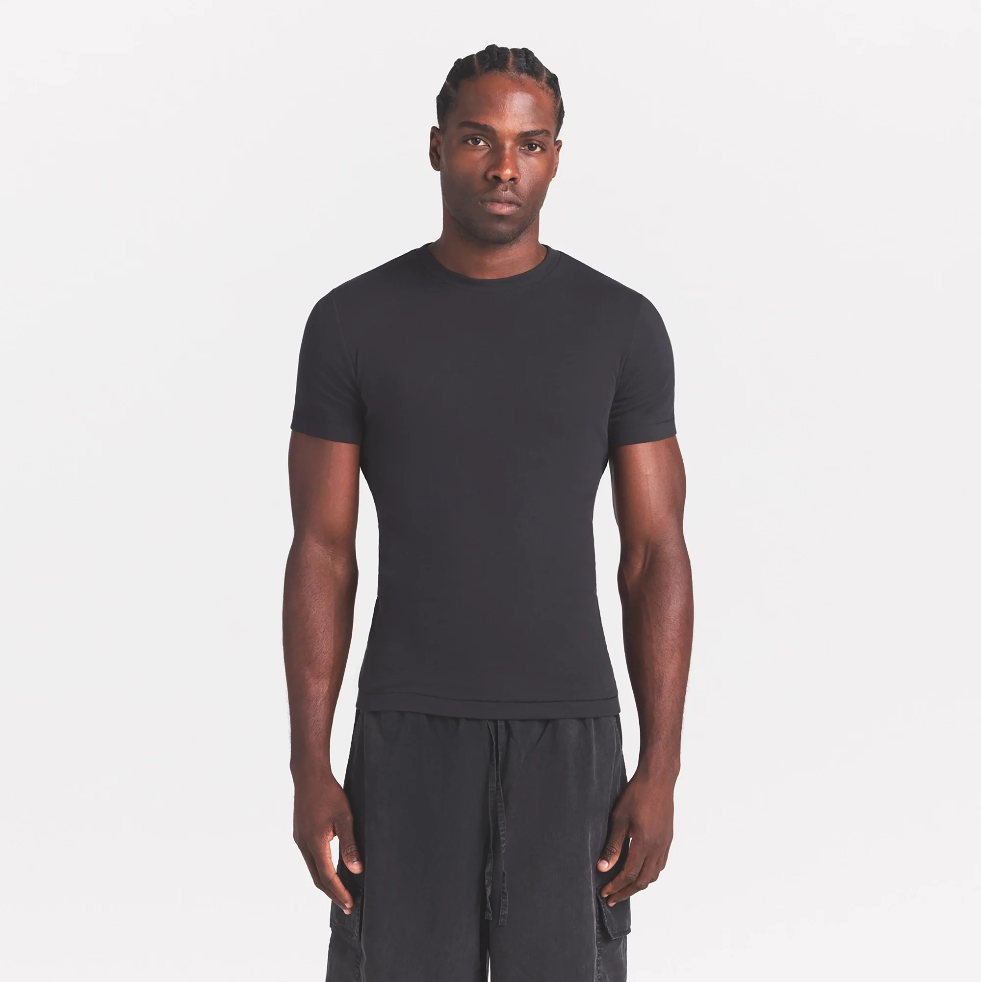 SKIMS COTTON RIB MENS T-SHIRT | ONYX ON A MODEL SIDE VIEW @ | FOCUS: 0.0, 1.0, 0.9