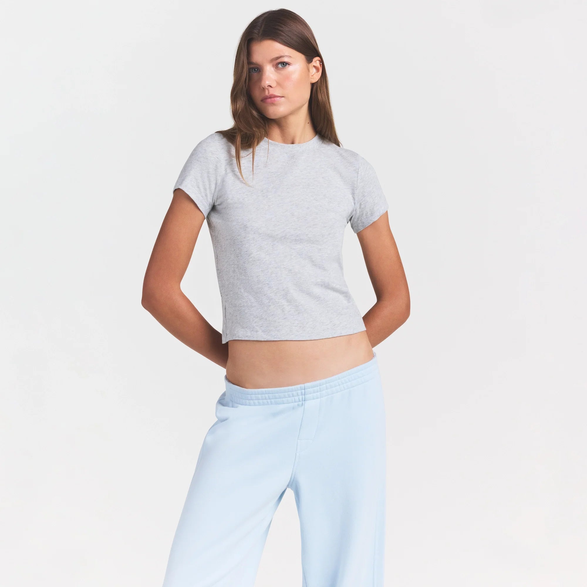 WORN IN JERSEY T-SHIRT | LIGHT HEATHER GREY ON A MODEL SIDE VIEW @ | FOCUS: 0.0, 1.0, 0.9