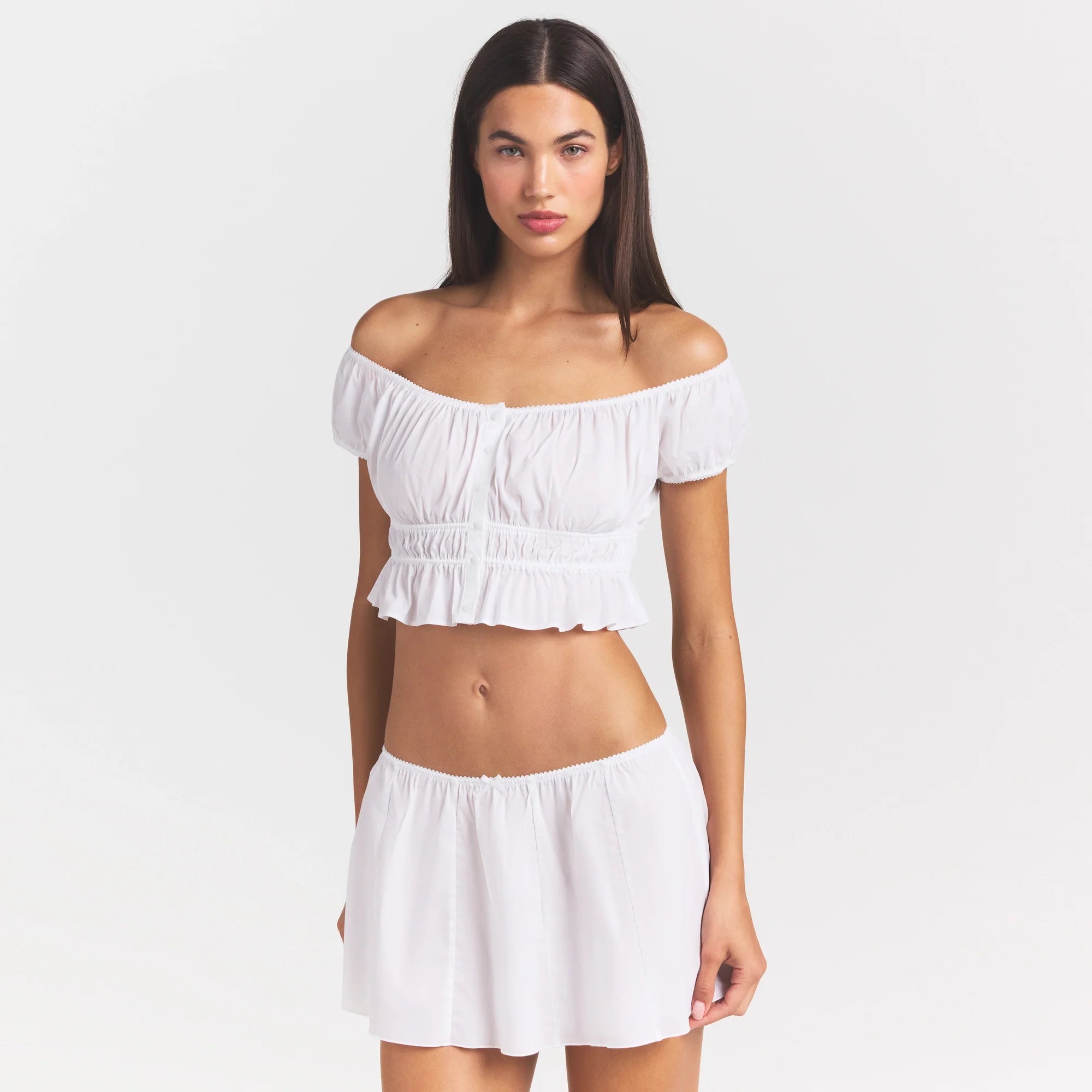COTTON POPLIN OFF THE SHOULDER TOP | SNOW ON A MODEL SIDE VIEW @ | FOCUS: 0.0, 1.0, 0.9