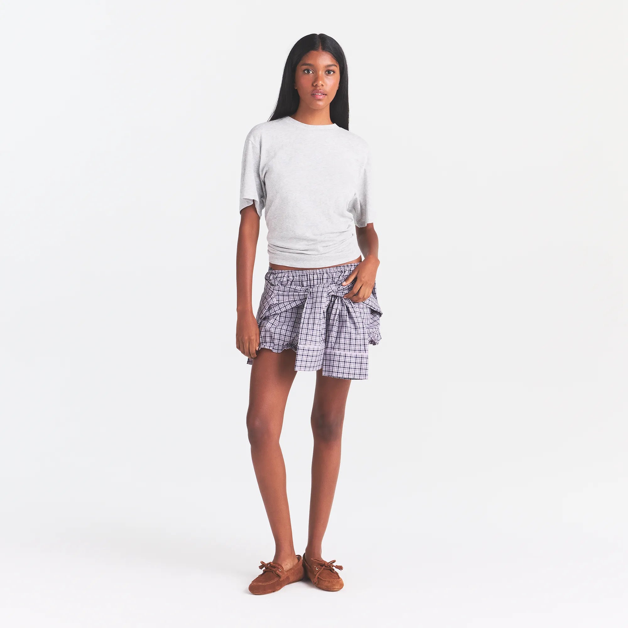 WORN IN JERSEY KNOT BACK T-SHIRT | LIGHT HEATHER GREY ON A MODEL FRONT VIEW @ | FOCUS: 0.0, 1.0, 0.9