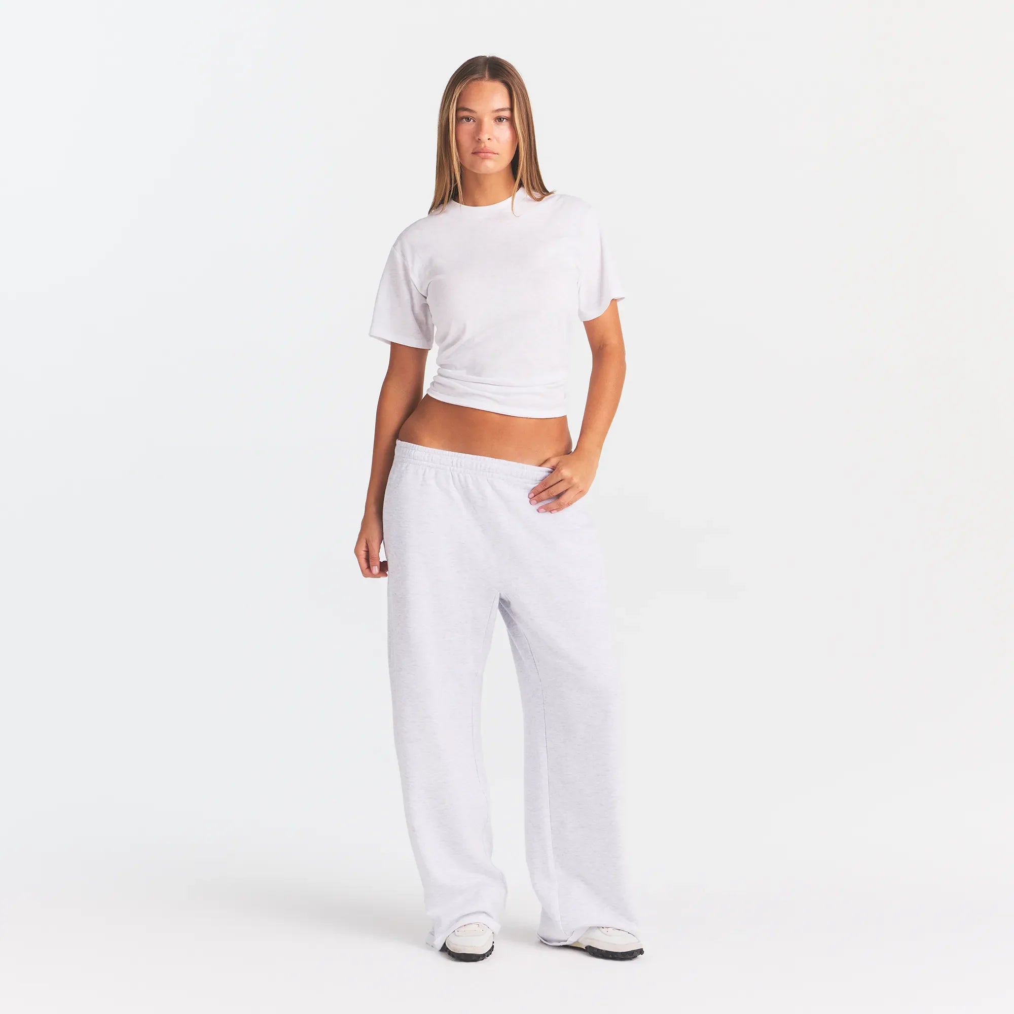 WORN IN JERSEY KNOT BACK T-SHIRT | SNOW ON A MODEL FRONT VIEW @ | FOCUS: 0.0, 1.0, 0.9