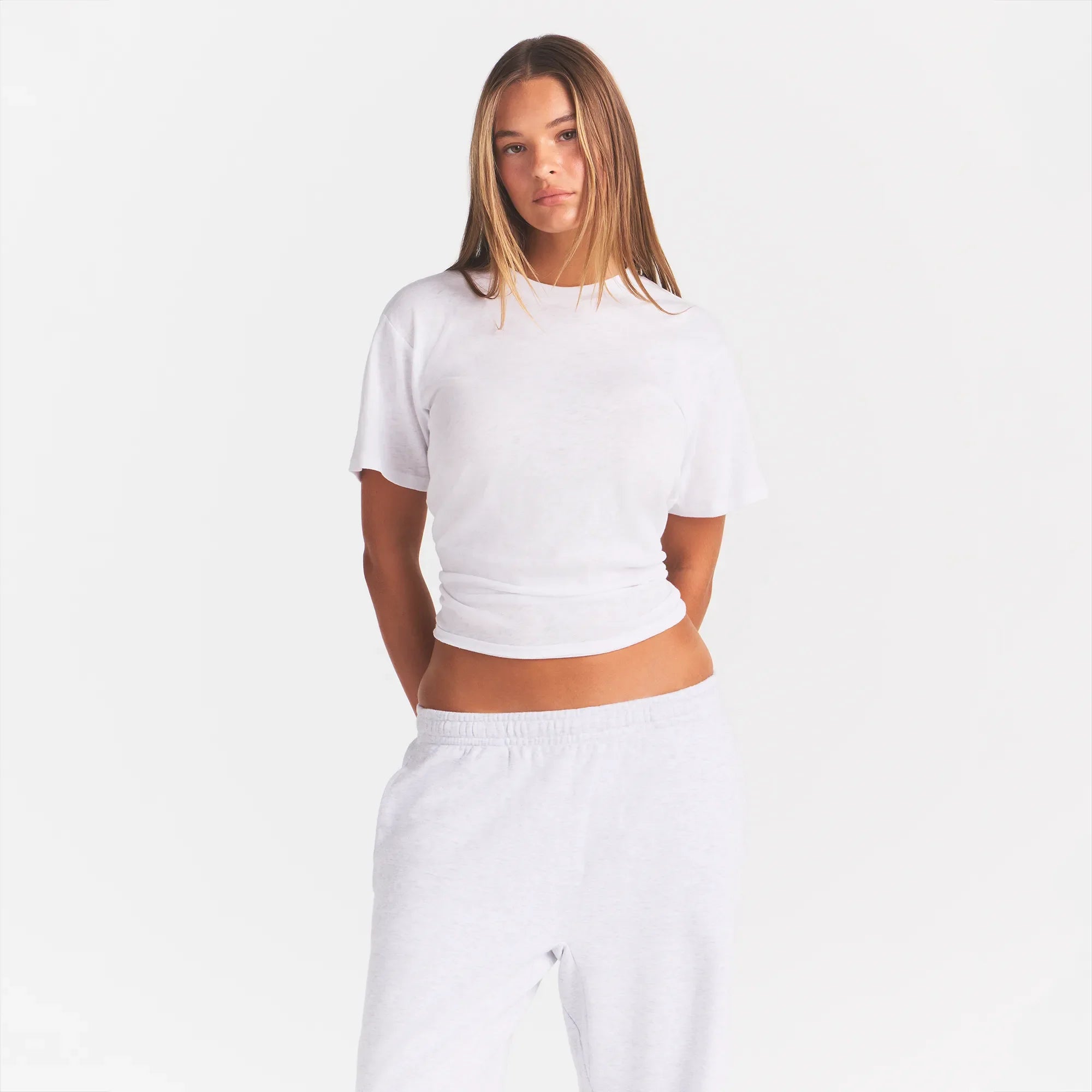 WORN IN JERSEY KNOT BACK T-SHIRT | SNOW ON A MODEL FRONT VIEW @ | FOCUS: 0.0, 1.0, 0.9