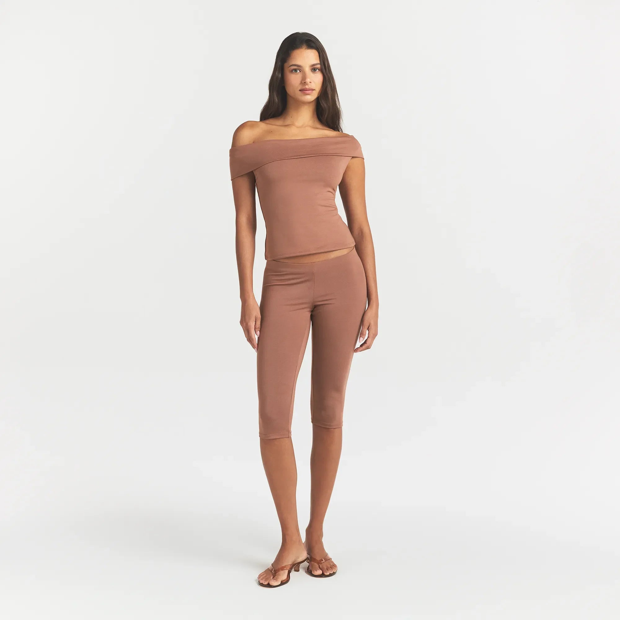 SMOOTH LAYERS SHORT SLEEVE TOP | NUTMEG ON A MODEL FRONT VIEW @ | FOCUS: 0.0, 1.0, 0.9