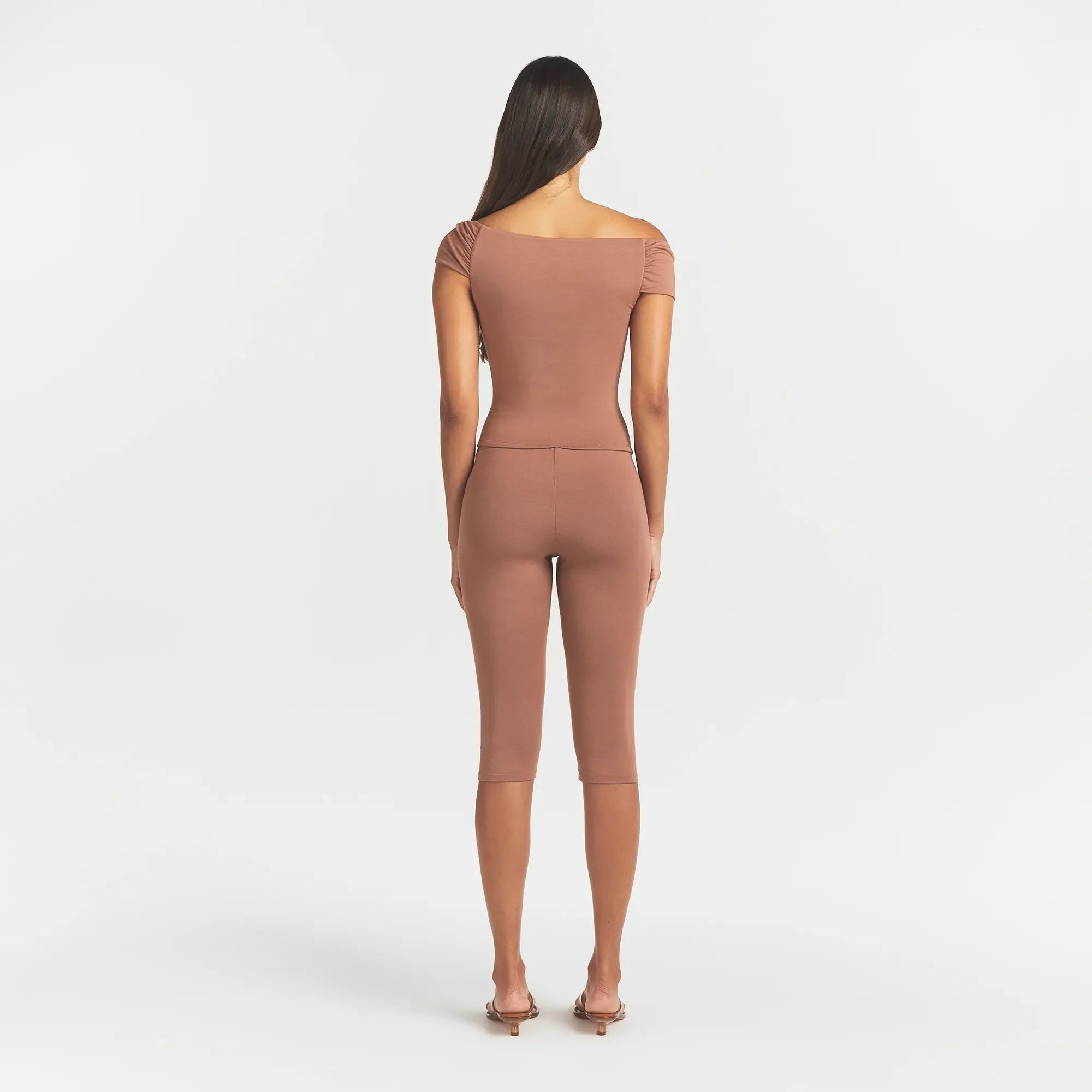 SMOOTH LAYERS SHORT SLEEVE TOP | NUTMEG ON A MODEL BACK VIEW @ | FOCUS: 0.0, 1.0, 0.9