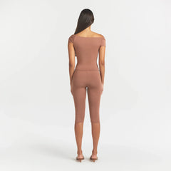 SMOOTH LAYERS SHORT SLEEVE TOP | NUTMEG ON A MODEL BACK VIEW @ | FOCUS: 0.0, 1.0, 0.9