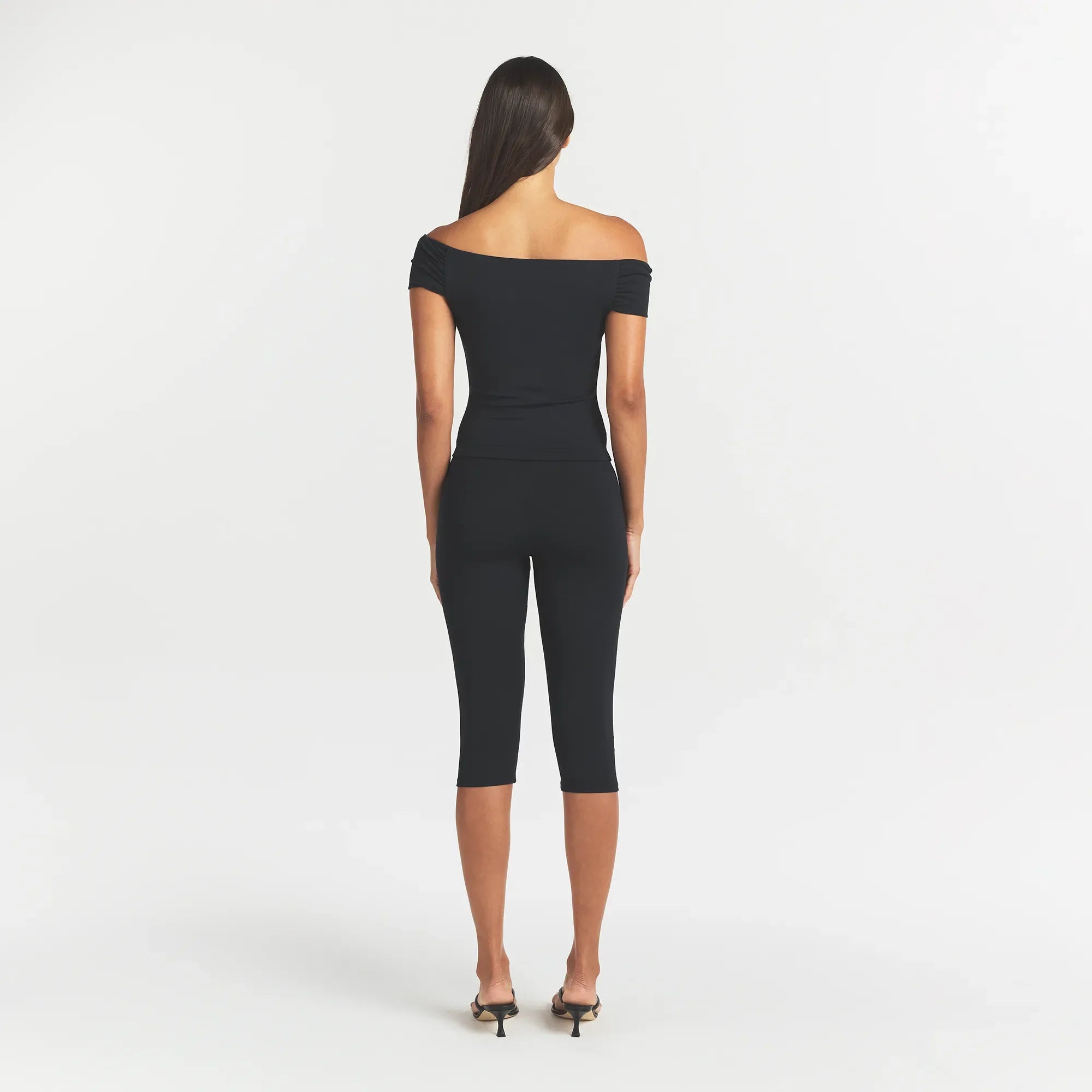 SMOOTH LAYERS SHORT SLEEVE TOP | OBSIDIAN ON A MODEL BACK VIEW @ | FOCUS: 0.0, 1.0, 0.9