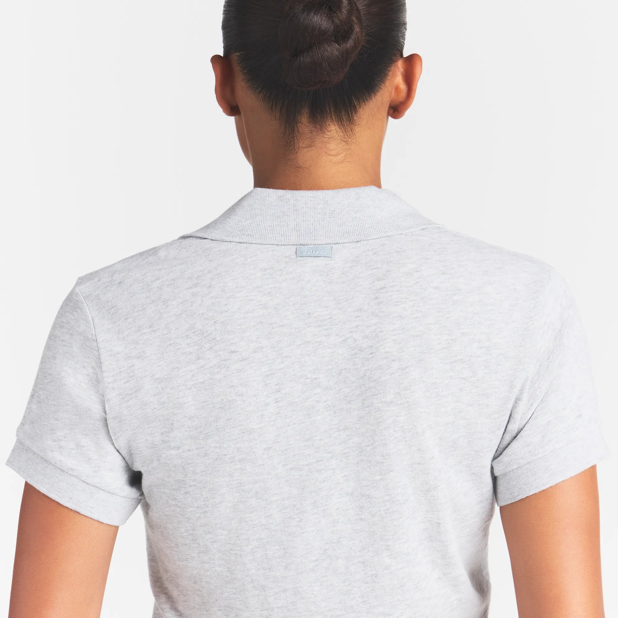 WORN IN JERSEY POLO | LIGHT HEATHER GREY ON A MODEL BACK VIEW @ | FOCUS: 0.0, 1.0, 0.9
