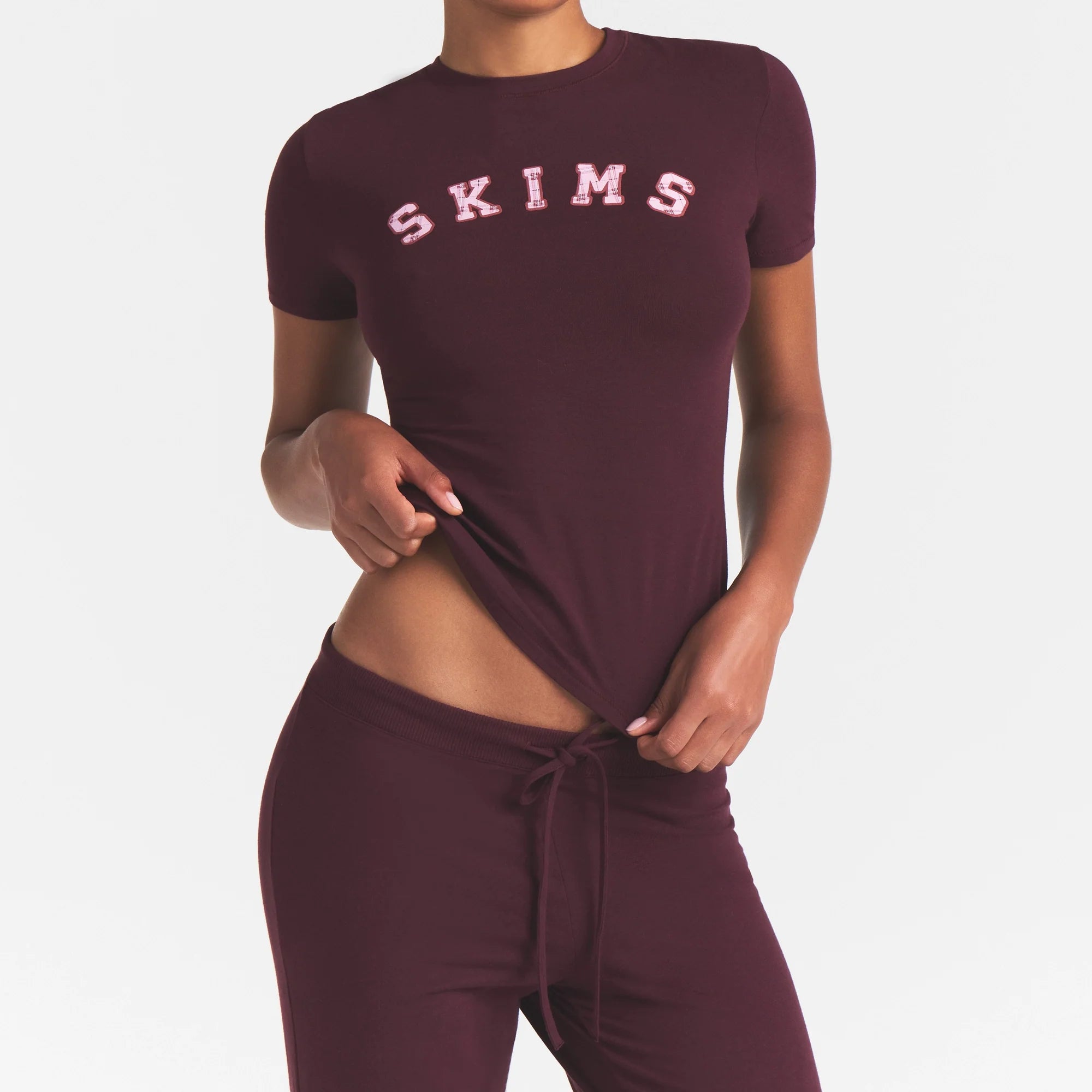 COTTON JERSEY LOGO T-SHIRT | CURRANT ARCHED SKIMS PLAID ON A MODEL | FOCUS: 0.0, 1.0, 0.9
