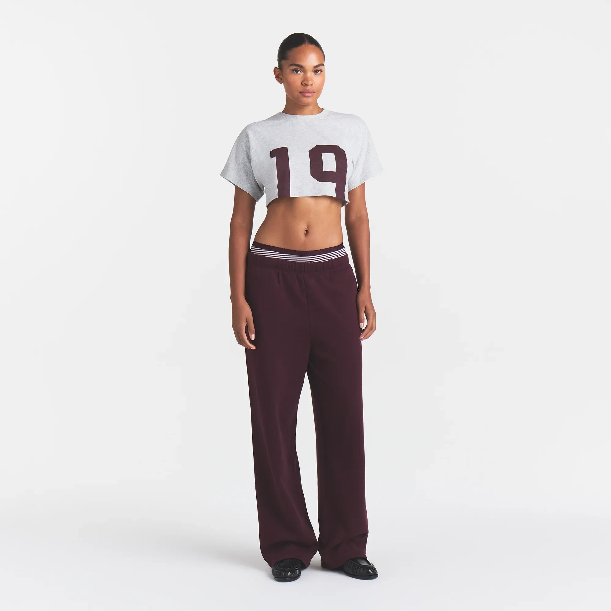 WORN IN JERSEY SUPER CROPPED T-SHIRT | CURRANT 19 PRINT ON A MODEL FRONT VIEW @ | FOCUS: 0.0, 1.0, 0.9