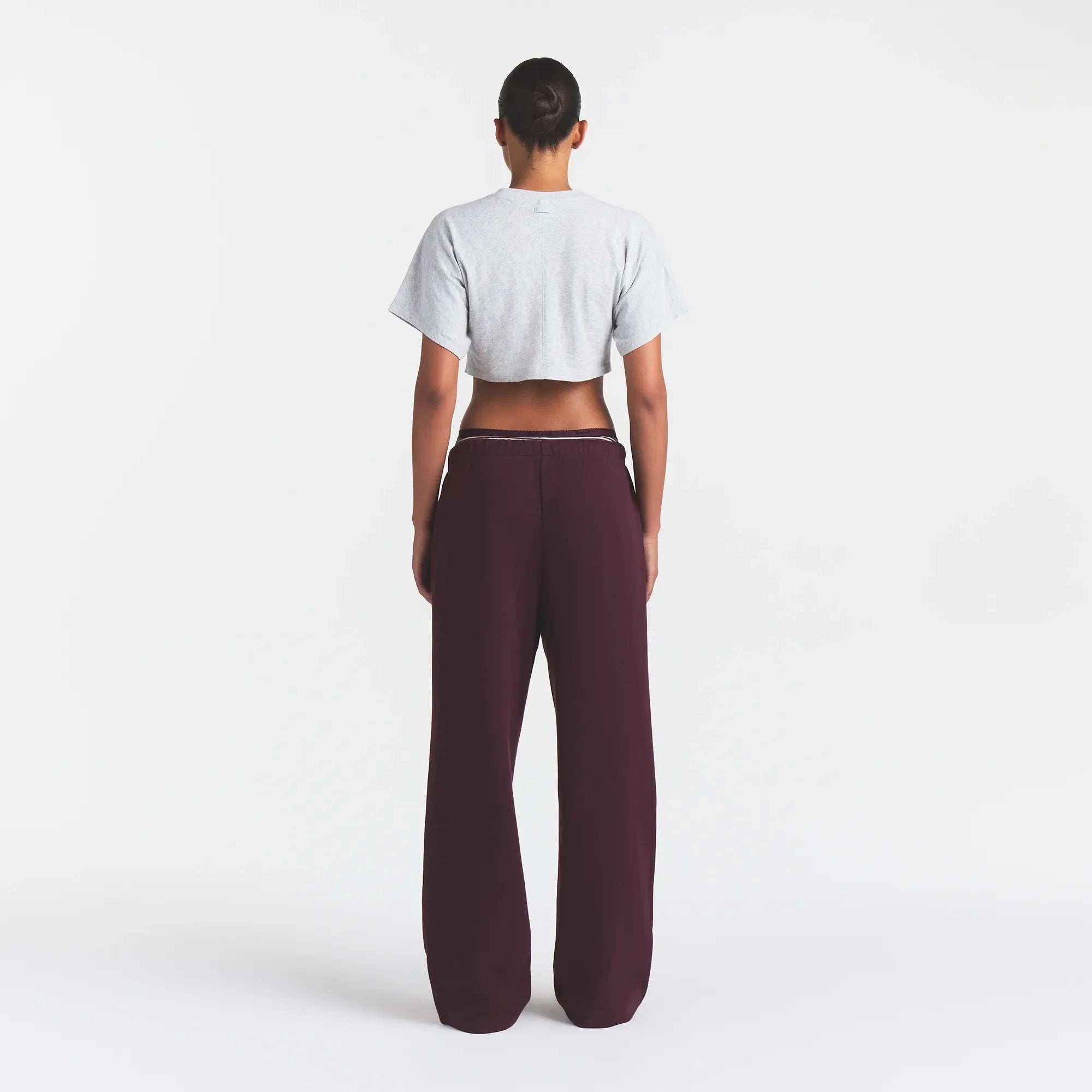 WORN IN JERSEY SUPER CROPPED T-SHIRT | CURRANT 19 PRINT ON A MODEL BACK VIEW @ | FOCUS: 0.0, 1.0, 0.9