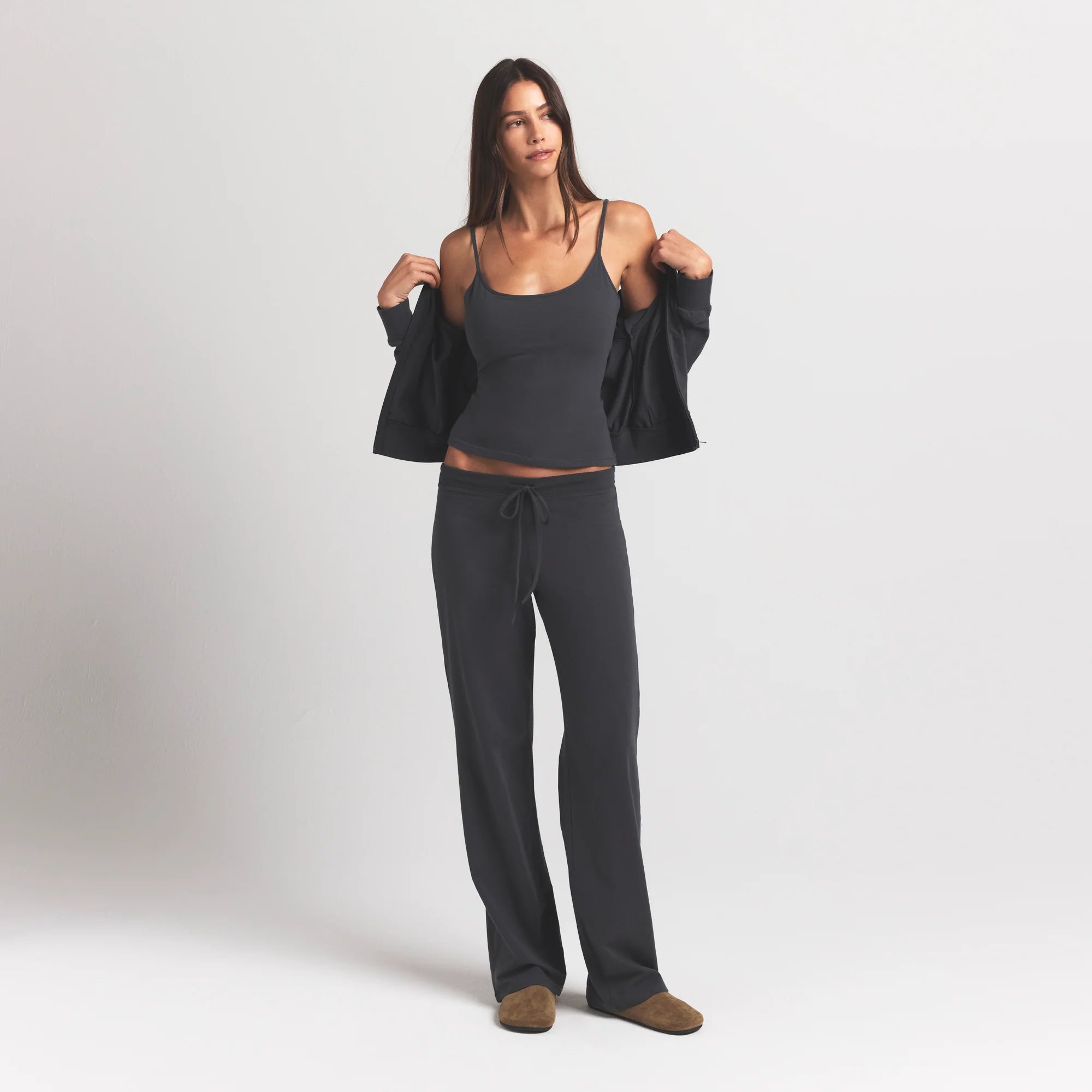 COTTON JERSEY SCOOP NECK CAMI | ASH ON A MODEL FRONT VIEW S | FOCUS: 0.0, 1.0, 0.9