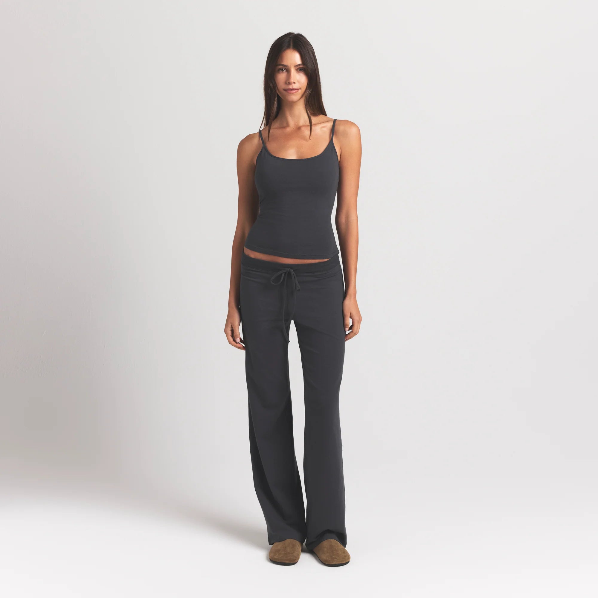COTTON JERSEY SCOOP NECK CAMI | ASH ON A MODEL FRONT VIEW S | FOCUS: 0.0, 1.0, 0.9