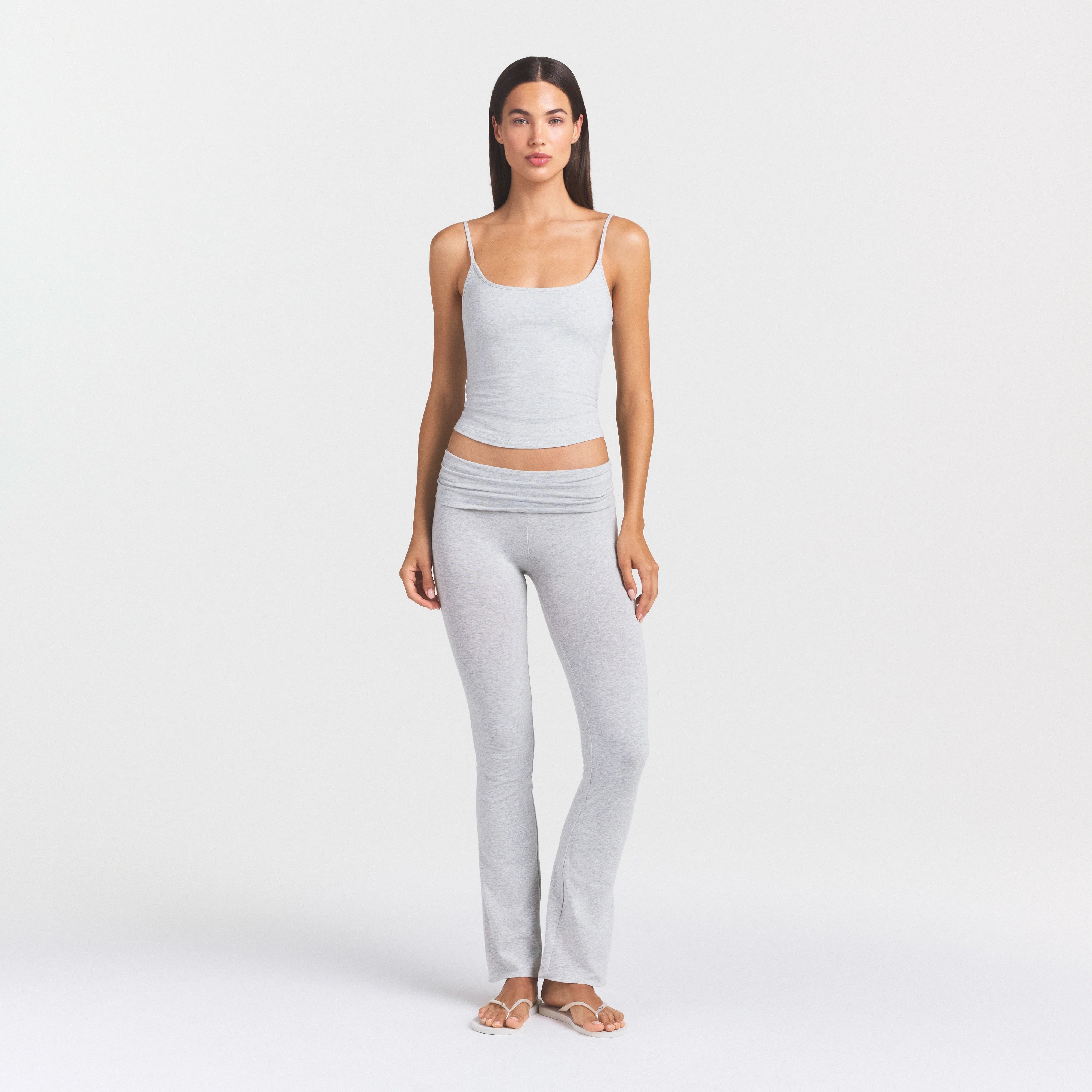 COTTON JERSEY SCOOP NECK CAMI | LIGHT HEATHER GREY ON A MODEL FRONT VIEW @ | FOCUS: 0.0, 1.0, 0.9