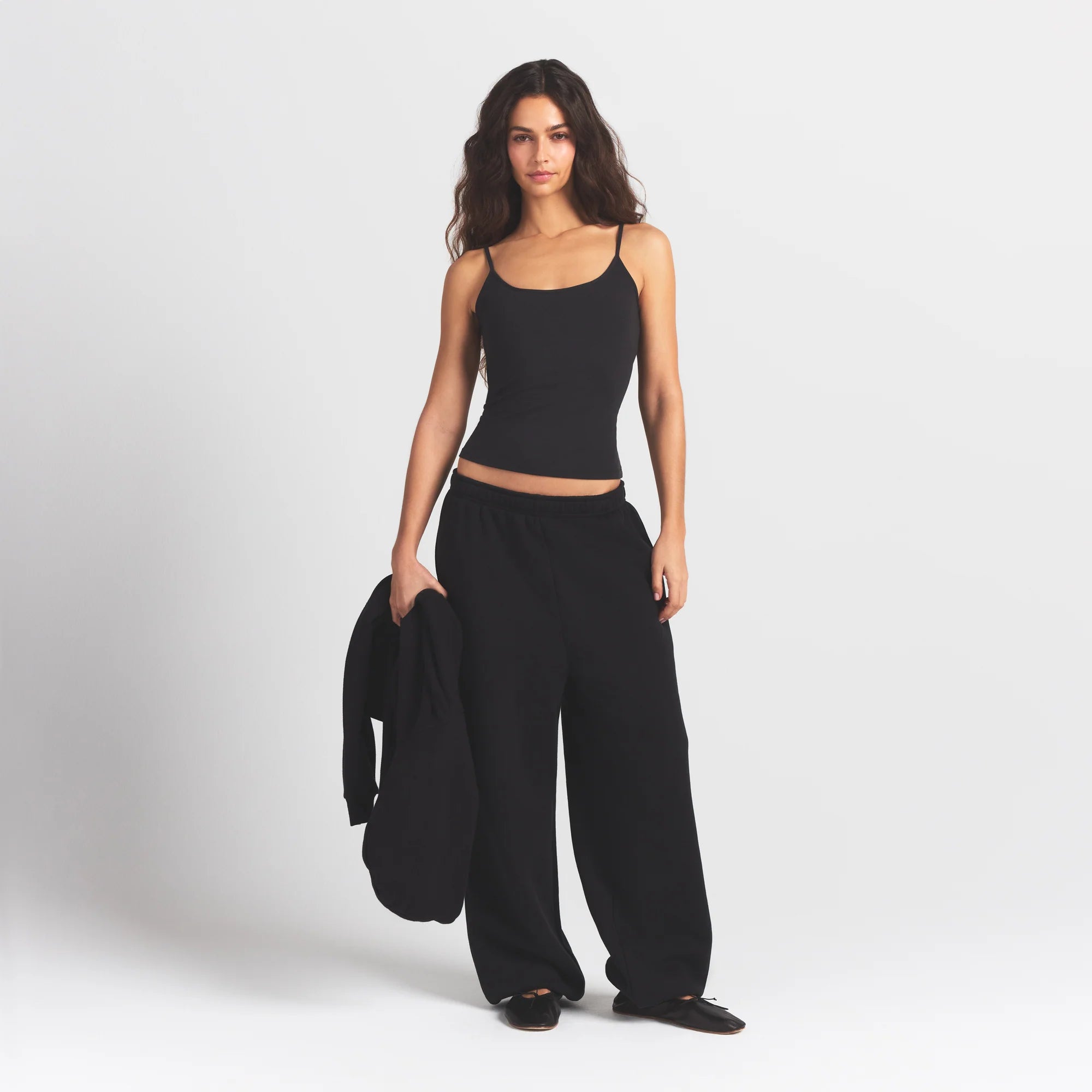 COTTON JERSEY SCOOP NECK CAMI | SOOT ON A MODEL FRONT VIEW S | FOCUS: 0.0, 1.0, 0.9