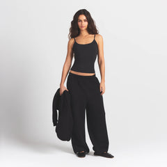 COTTON JERSEY SCOOP NECK CAMI | SOOT ON A MODEL FRONT VIEW S | FOCUS: 0.0, 1.0, 0.9