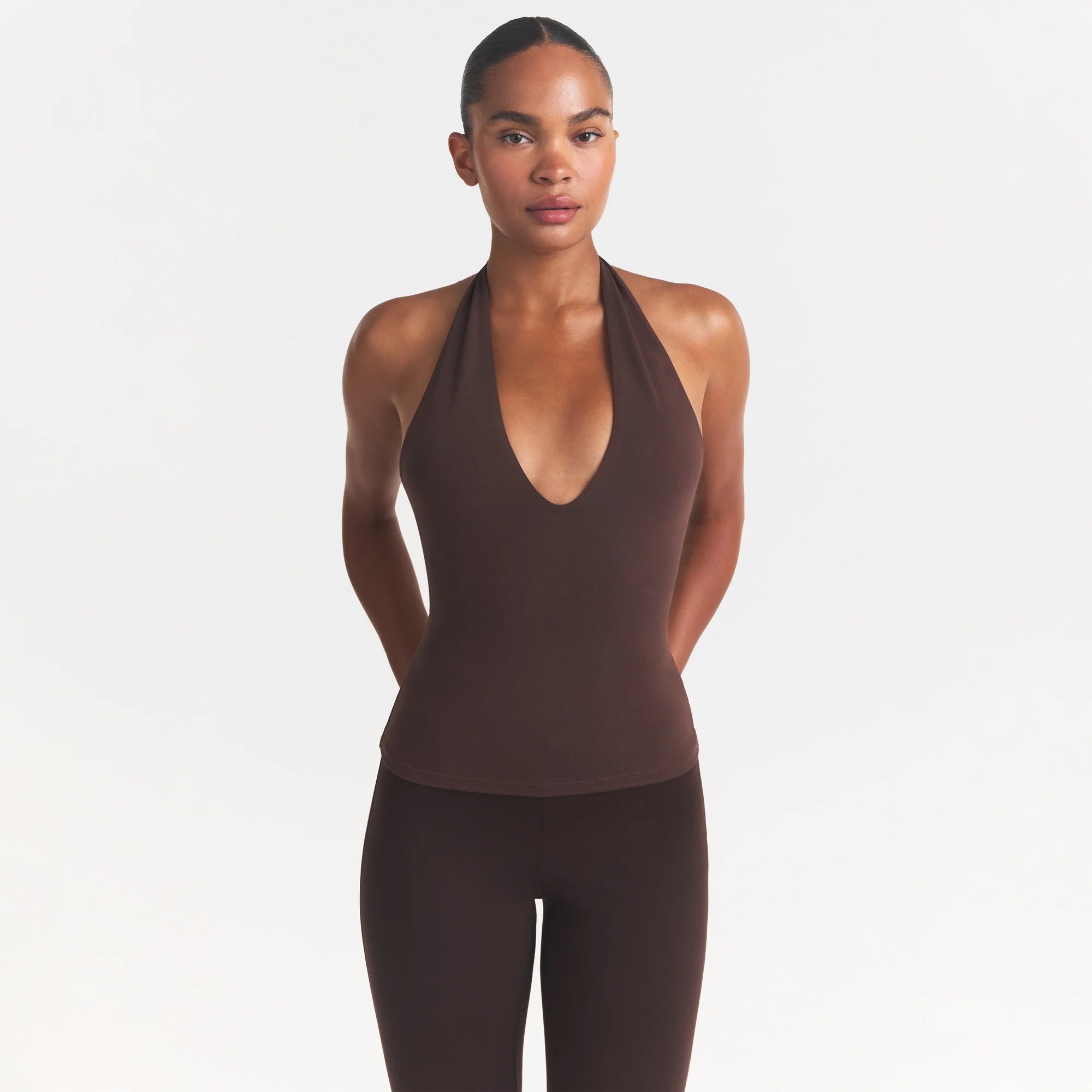 SMOOTH LAYERS HALTER TOP | COCOA ON A MODEL SIDE VIEW @ | FOCUS: 0.0, 1.0, 0.9
