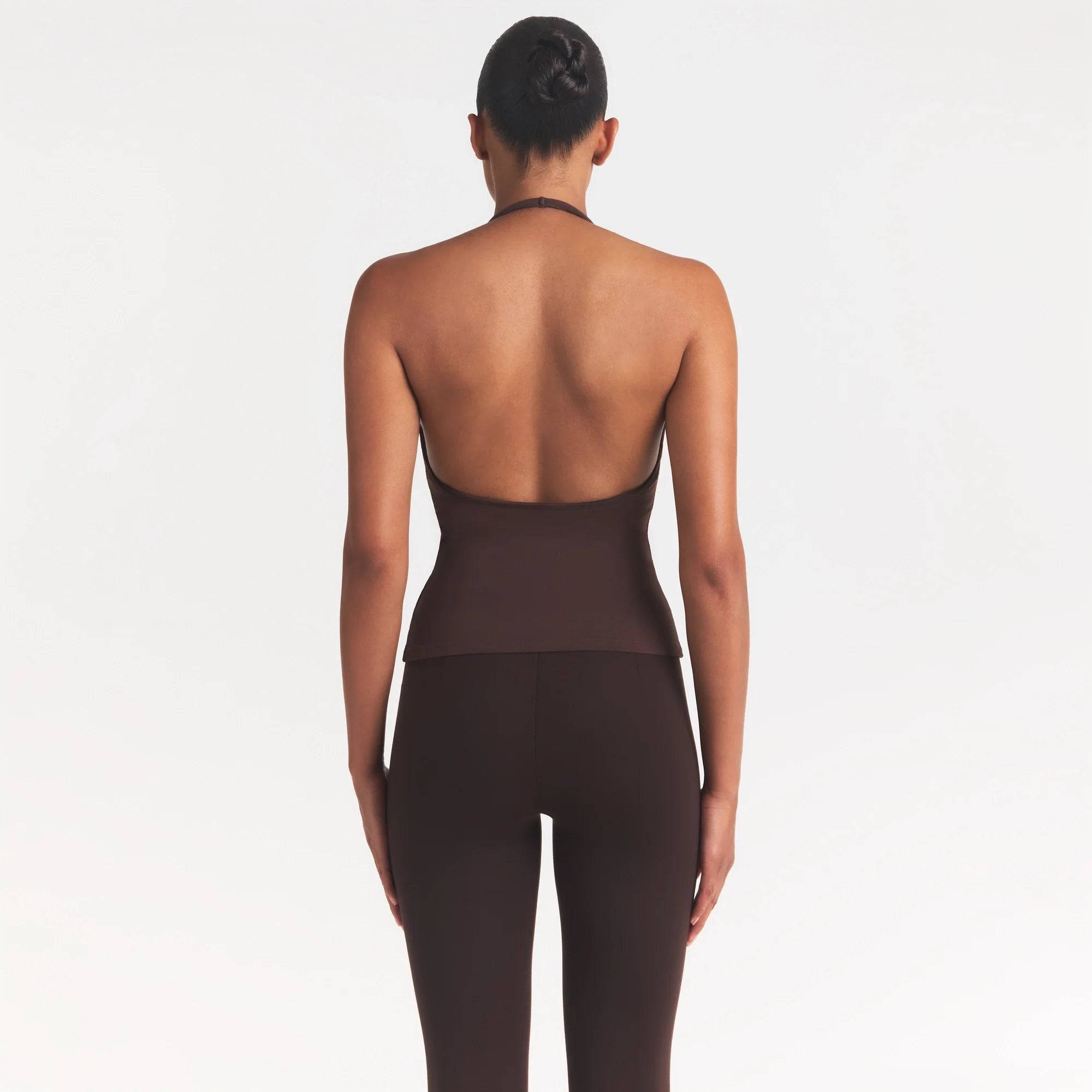 SMOOTH LAYERS HALTER TOP | COCOA ON A MODEL SIDE VIEW @ | FOCUS: 0.0, 1.0, 0.9