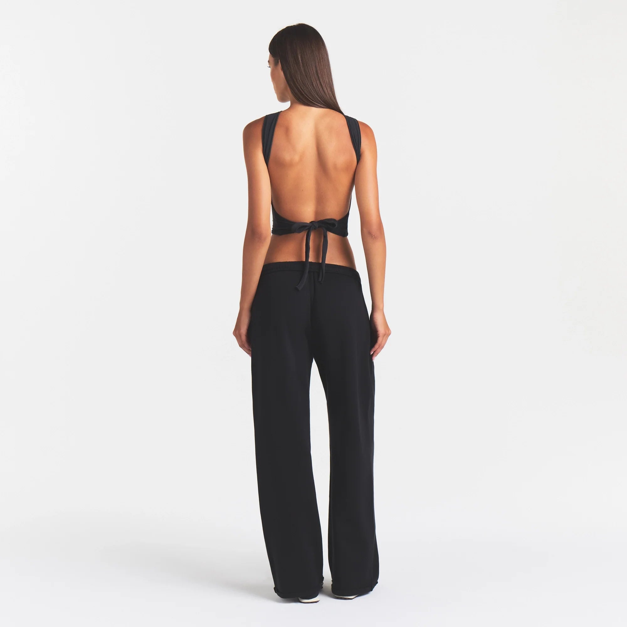 COTTON JERSEY TIE BACK TANK | SOOT ON A MODEL | FOCUS: 0.0, 1.0, 0.9