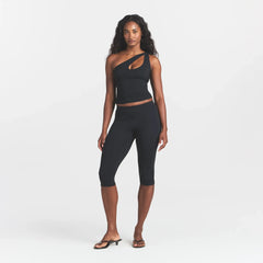 SMOOTH LAYERS ASYMMETRICAL TANK | OBSIDIAN ON A MODEL FRONT VIEW @ | FOCUS: 0.0, 1.0, 0.9