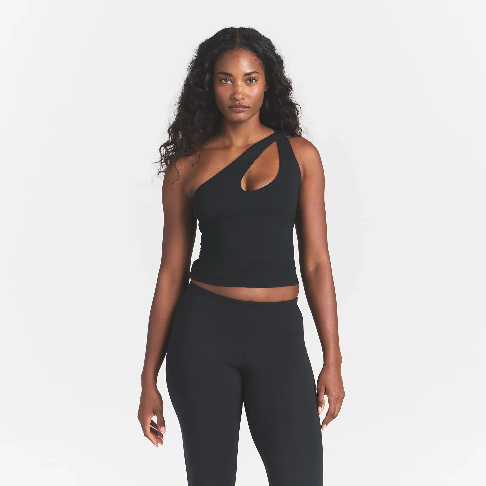 SMOOTH LAYERS ASYMMETRICAL TANK | OBSIDIAN ON A MODEL FRONT VIEW @ | FOCUS: 0.0, 1.0, 0.9