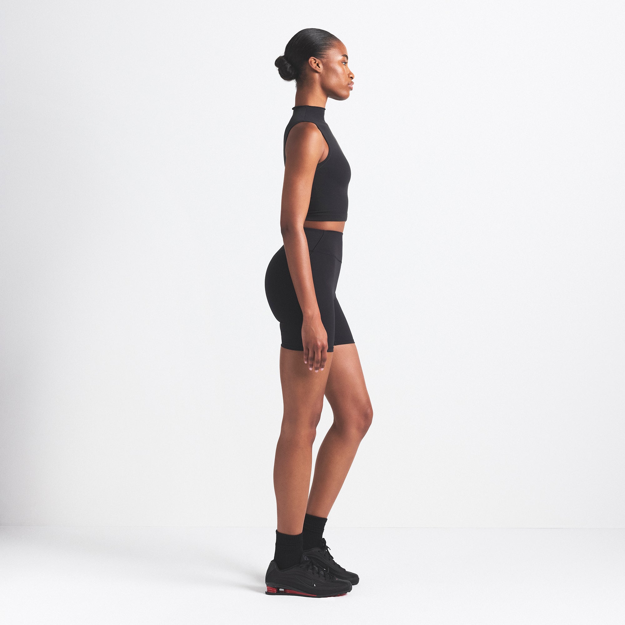 NikeSKIMS VINTAGE SEAMLESS MOCK NECK BRA TOP | OBSIDIAN ON A MODEL SIDE VIEW @ | FOCUS: 0.9, 0.1, 0.7