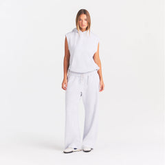 COTTON FLEECE OVERSIZED SLEEVELESS HOODIE | LIGHT HEATHER GREY ON A MODEL FRONT VIEW @ | FOCUS: 0.0, 1.0, 0.9