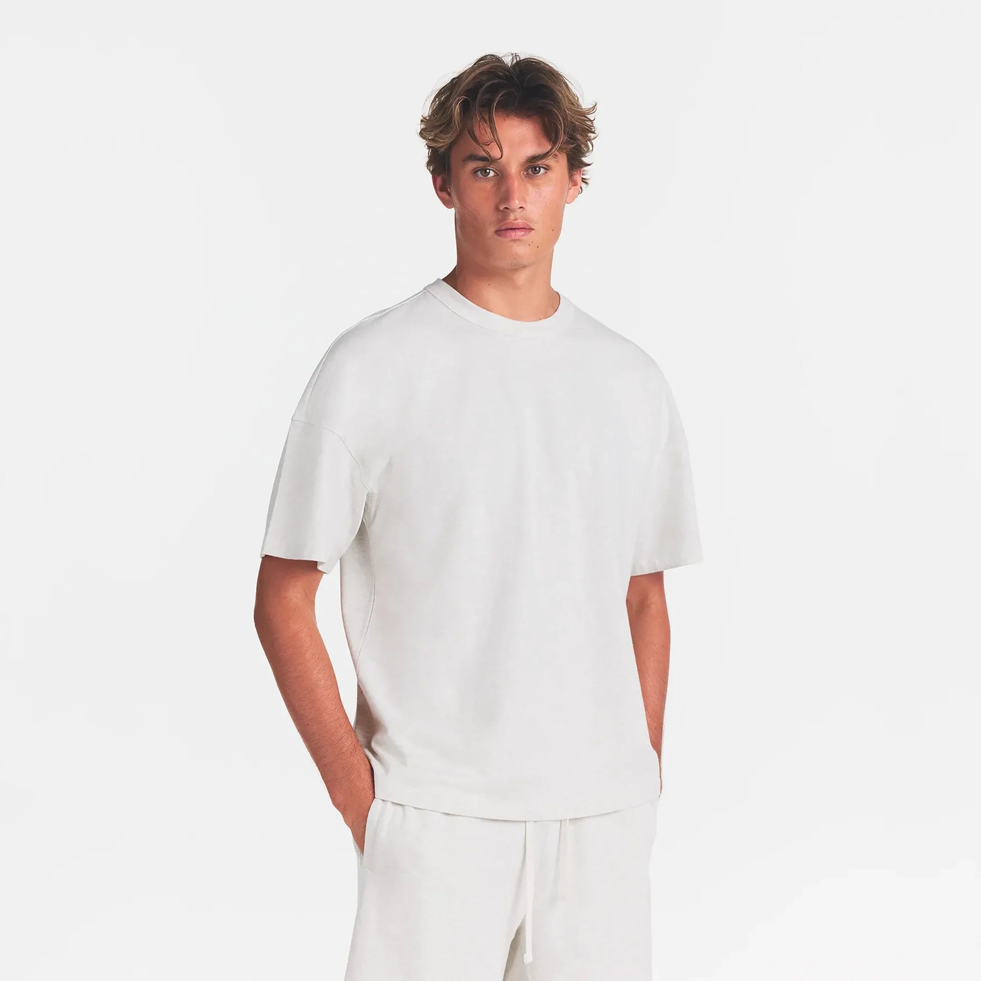 JERSEY LOUNGE MENS OVERSIZED T-SHIRT | CHALK HEATHER ON A MODEL FRONT VIEW @ | FOCUS: 0.0, 1.0, 0.9