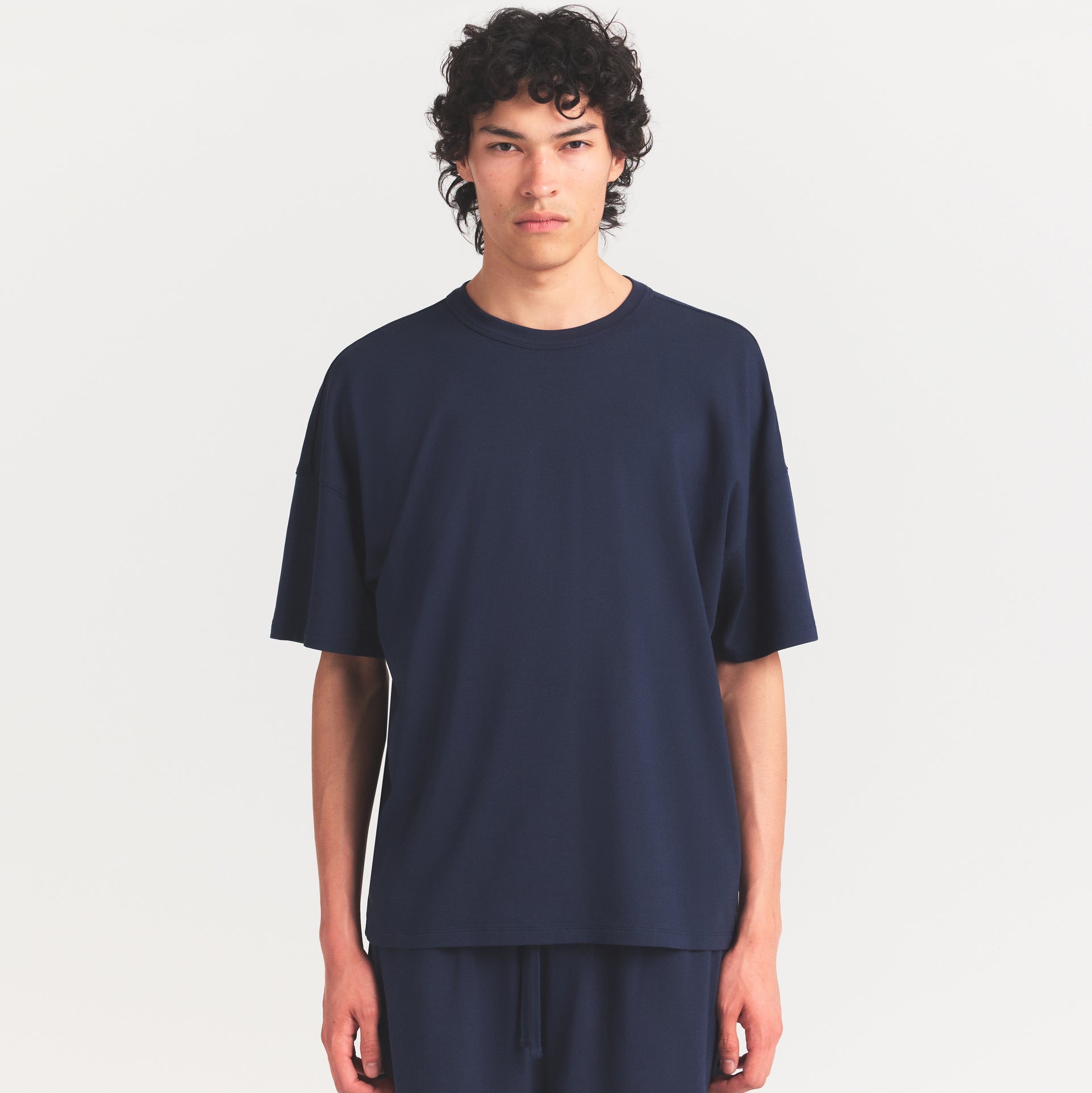 JERSEY LOUNGE MENS OVERSIZED T-SHIRT | NAVY ON A MODEL SIDE VIEW @ | FOCUS: 0.0, 1.0, 0.9