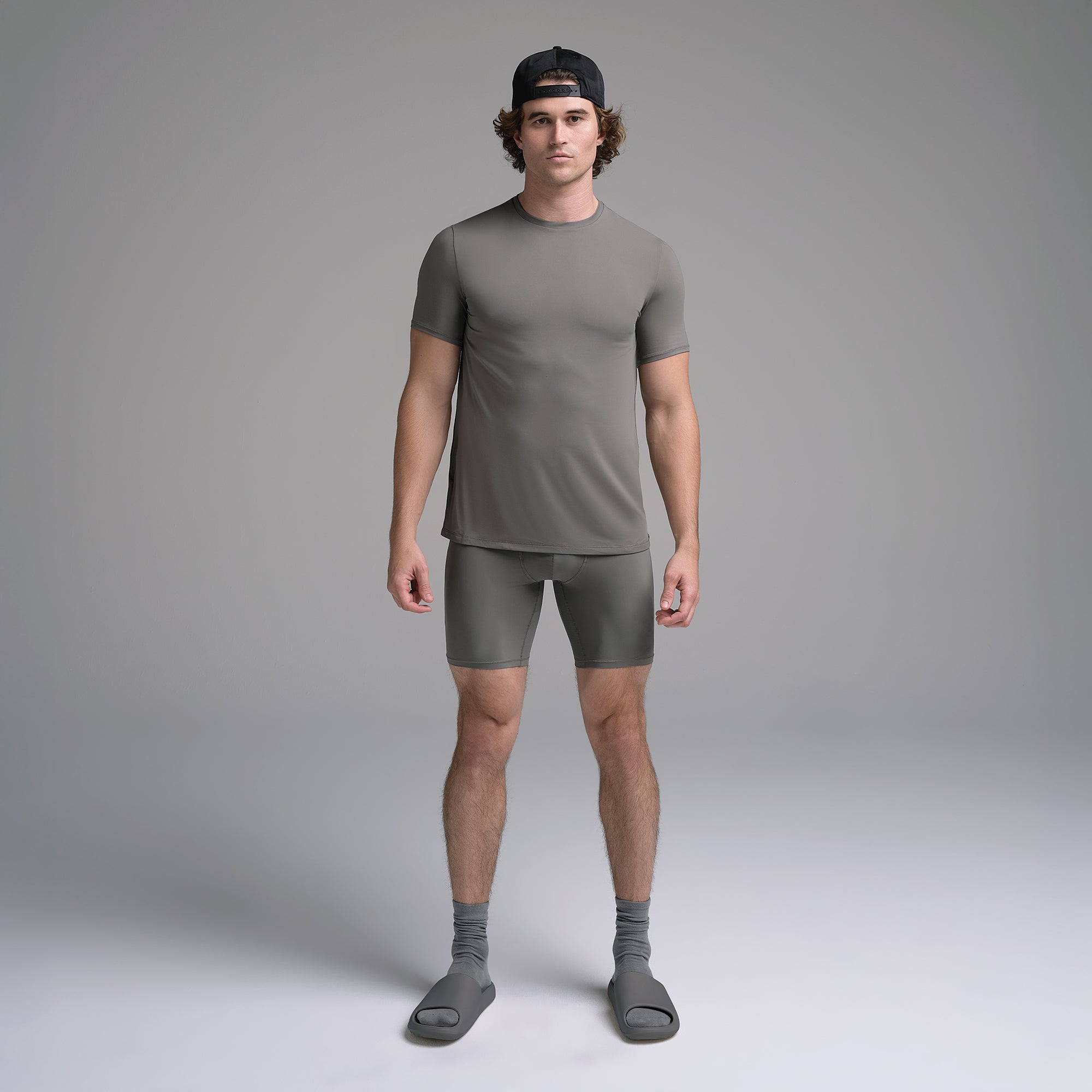 SKIMS SPORT MENS T-SHIRT | GUNMETAL ON A MODEL FRONT VIEW | FOCUS: 0.0, 1.0, 0.9